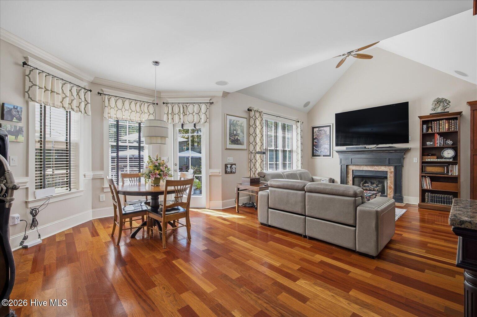 100564317 | Photo 16