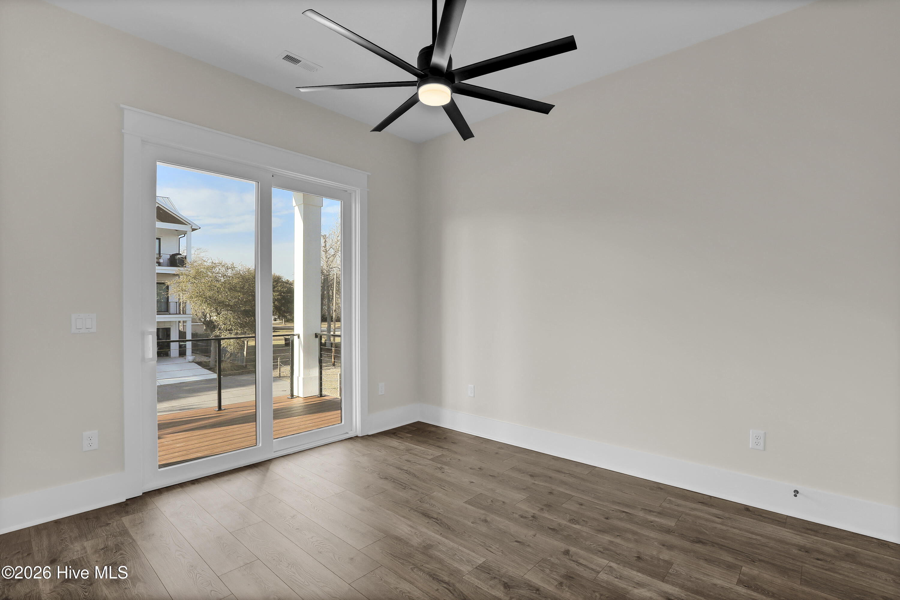 100556414 | Photo 43