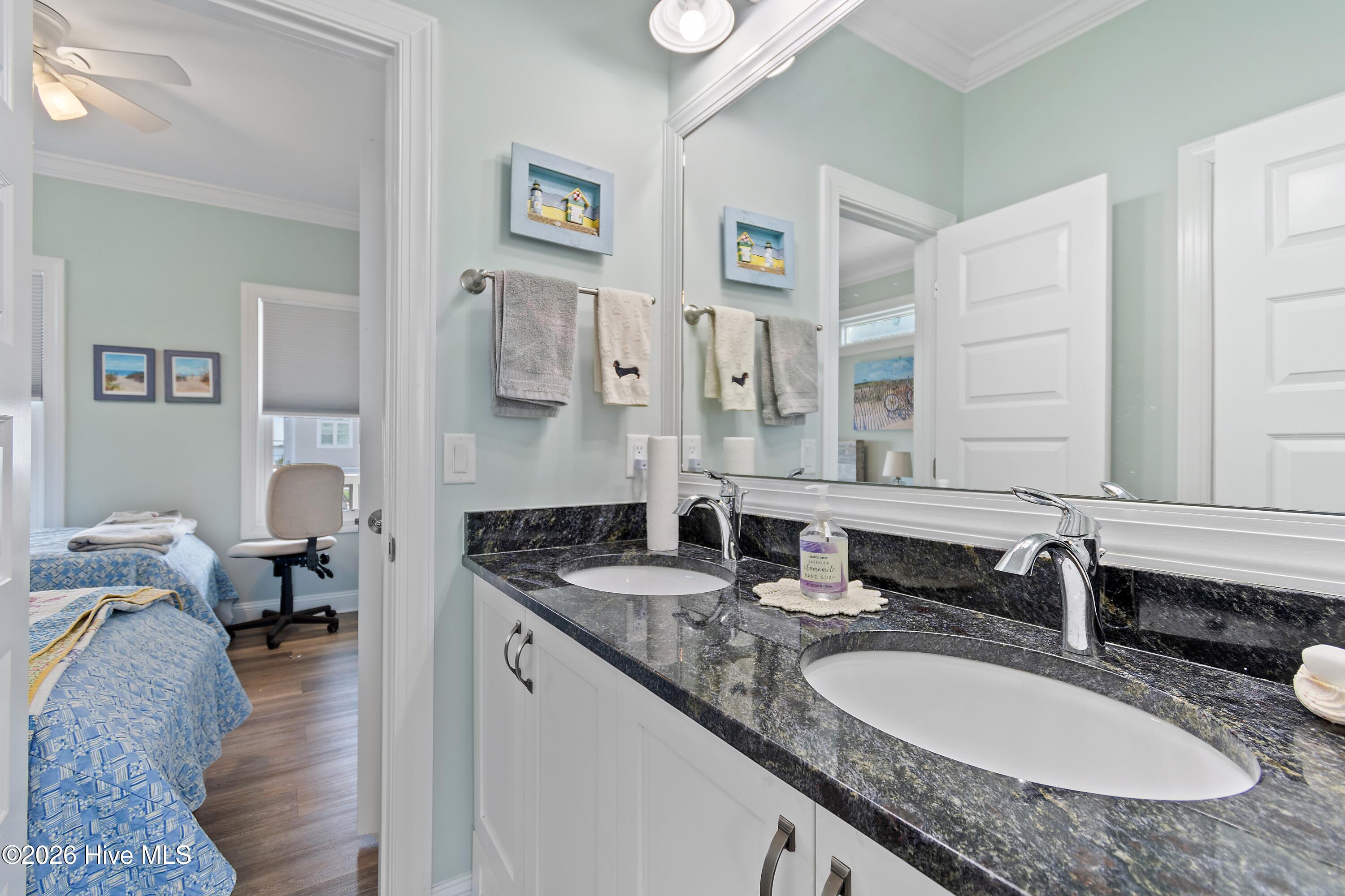 100569393 | Photo 12