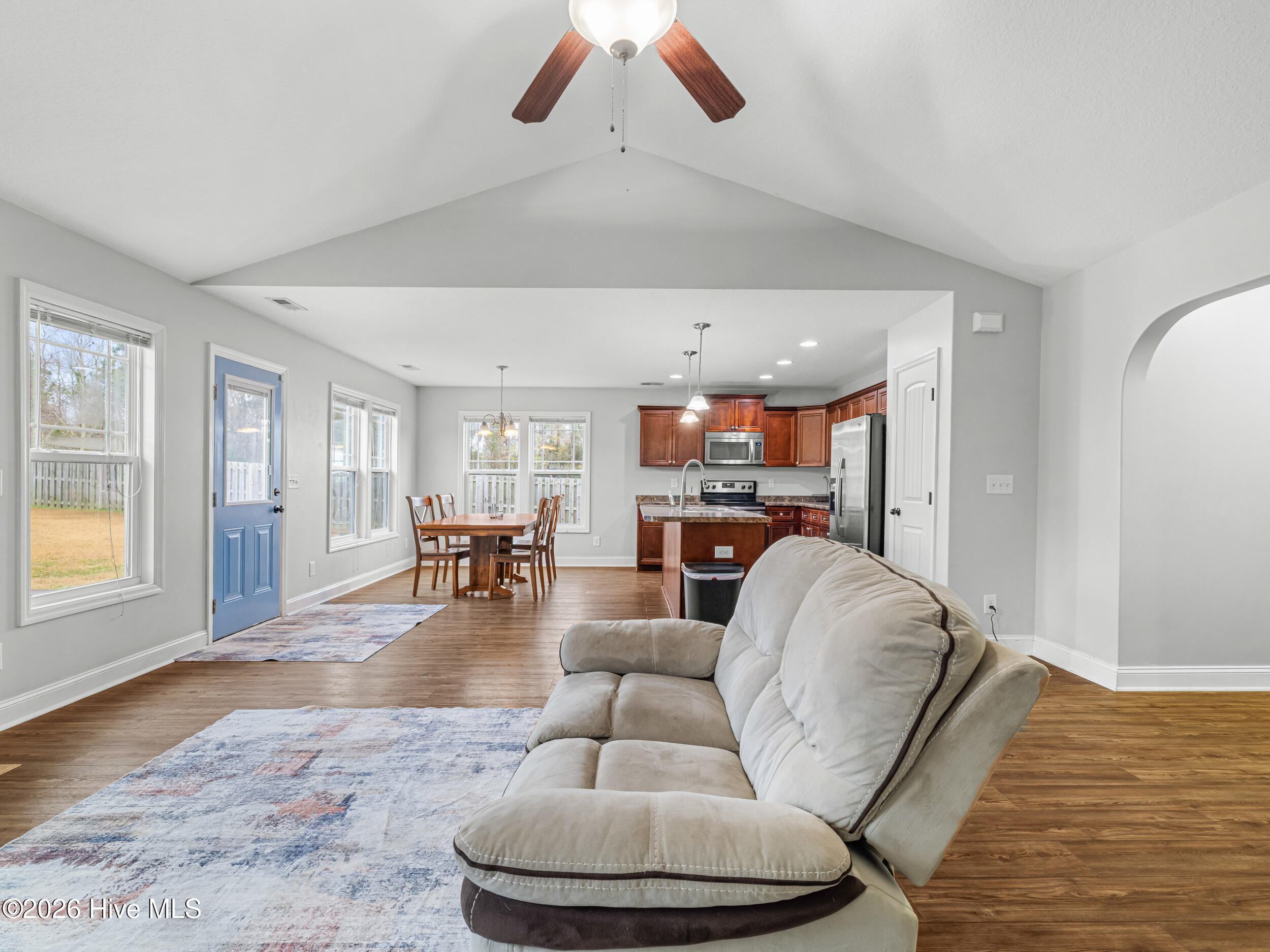 100548593 | Photo 11