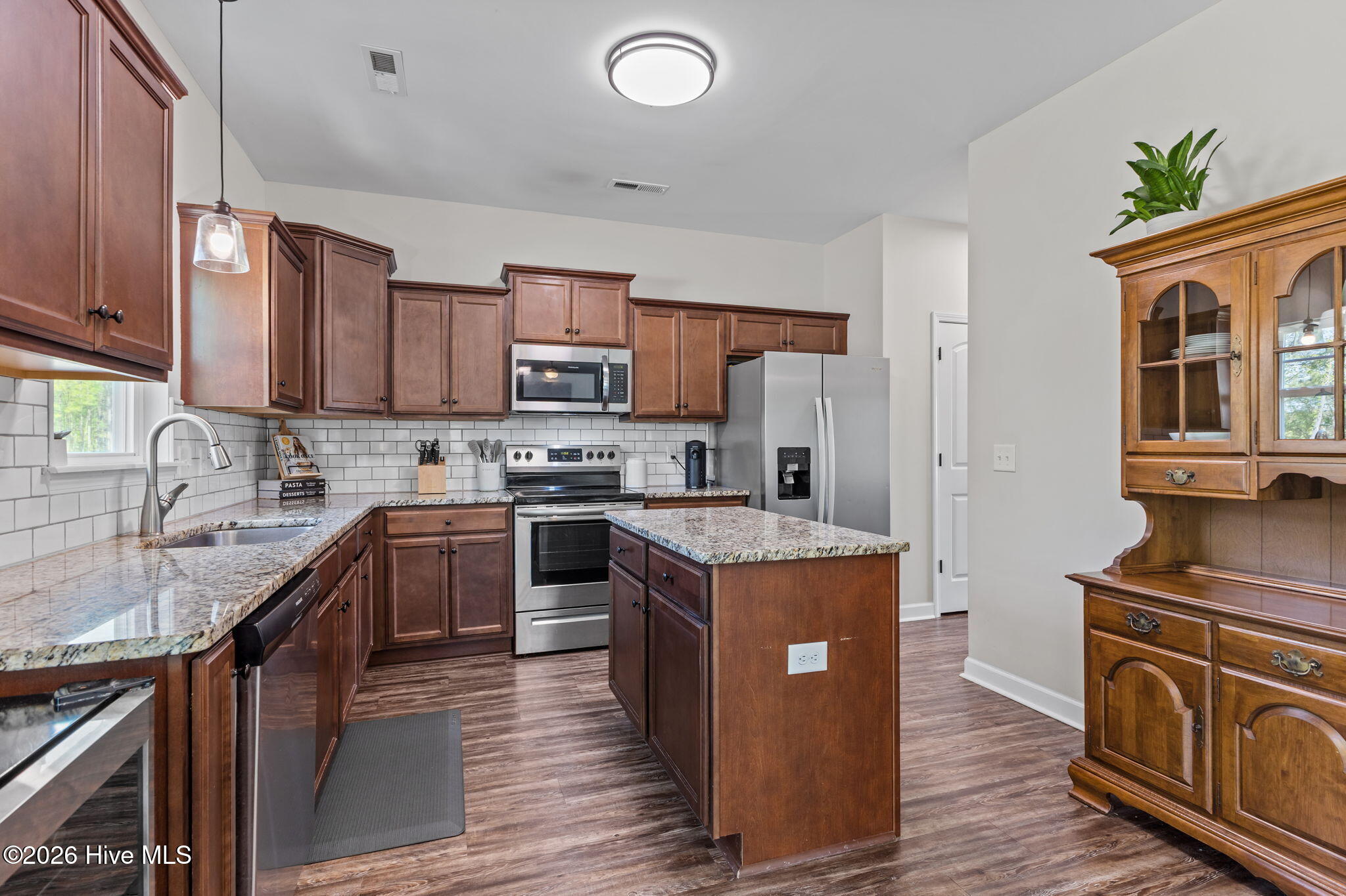 100568670 | Photo 17