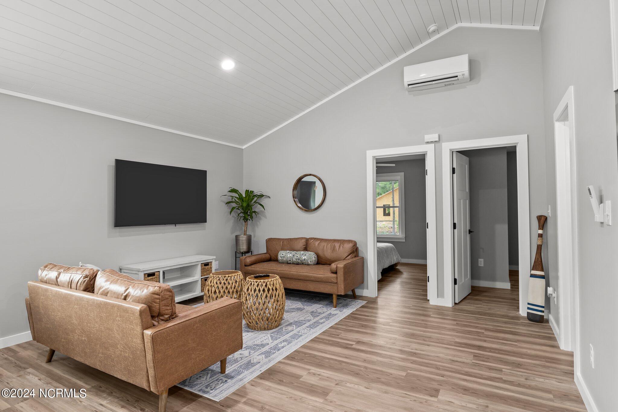 100535185 | Photo 13