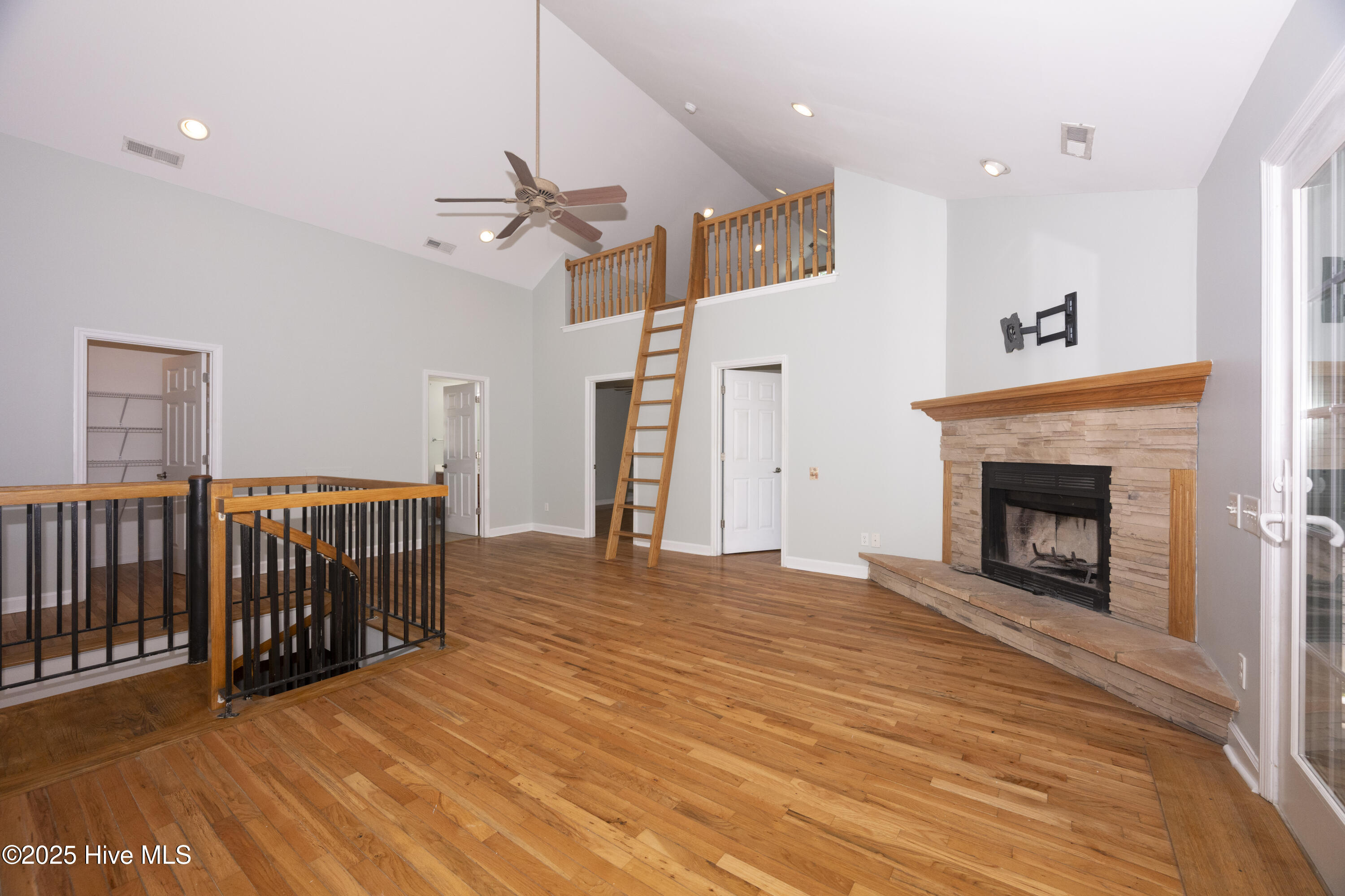 100543665 | Photo 21