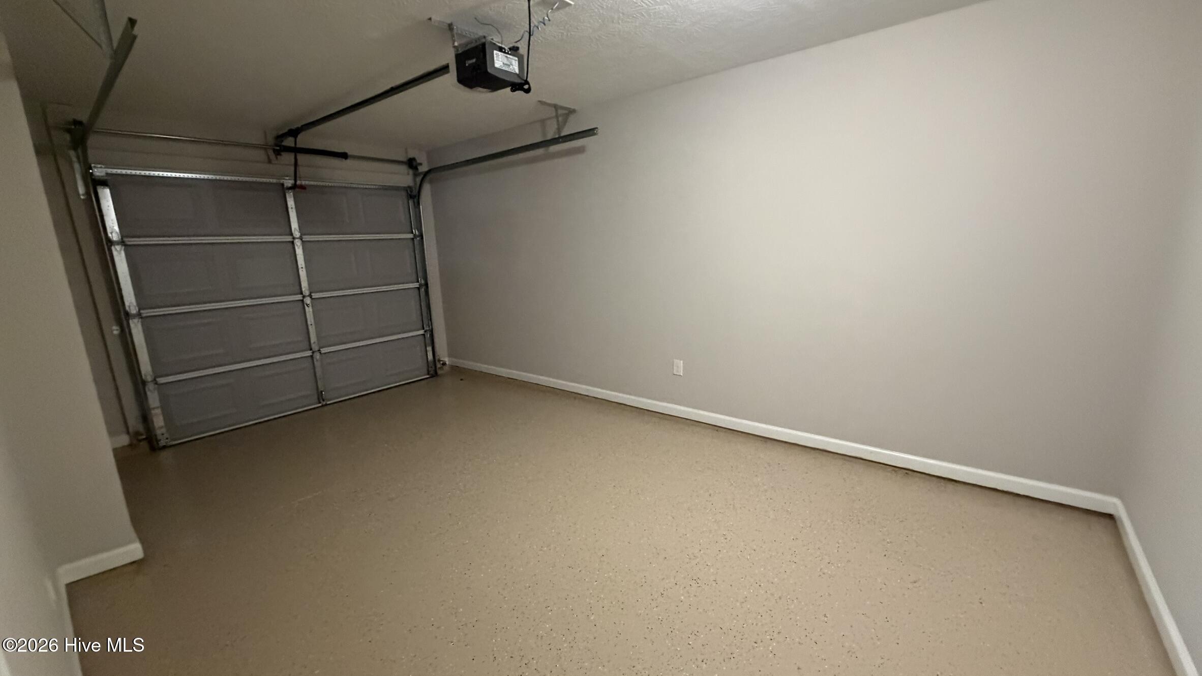 Garage w/ epoxy floor