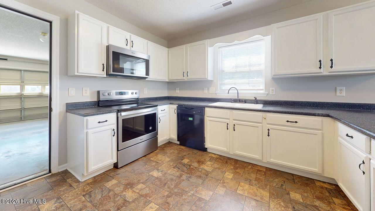 100564739 | Photo 15