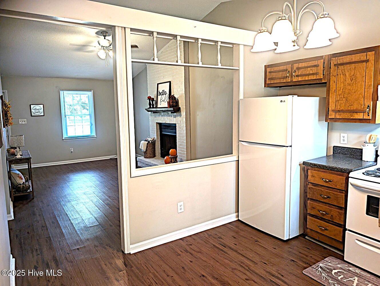 296 Hickory kitchen2