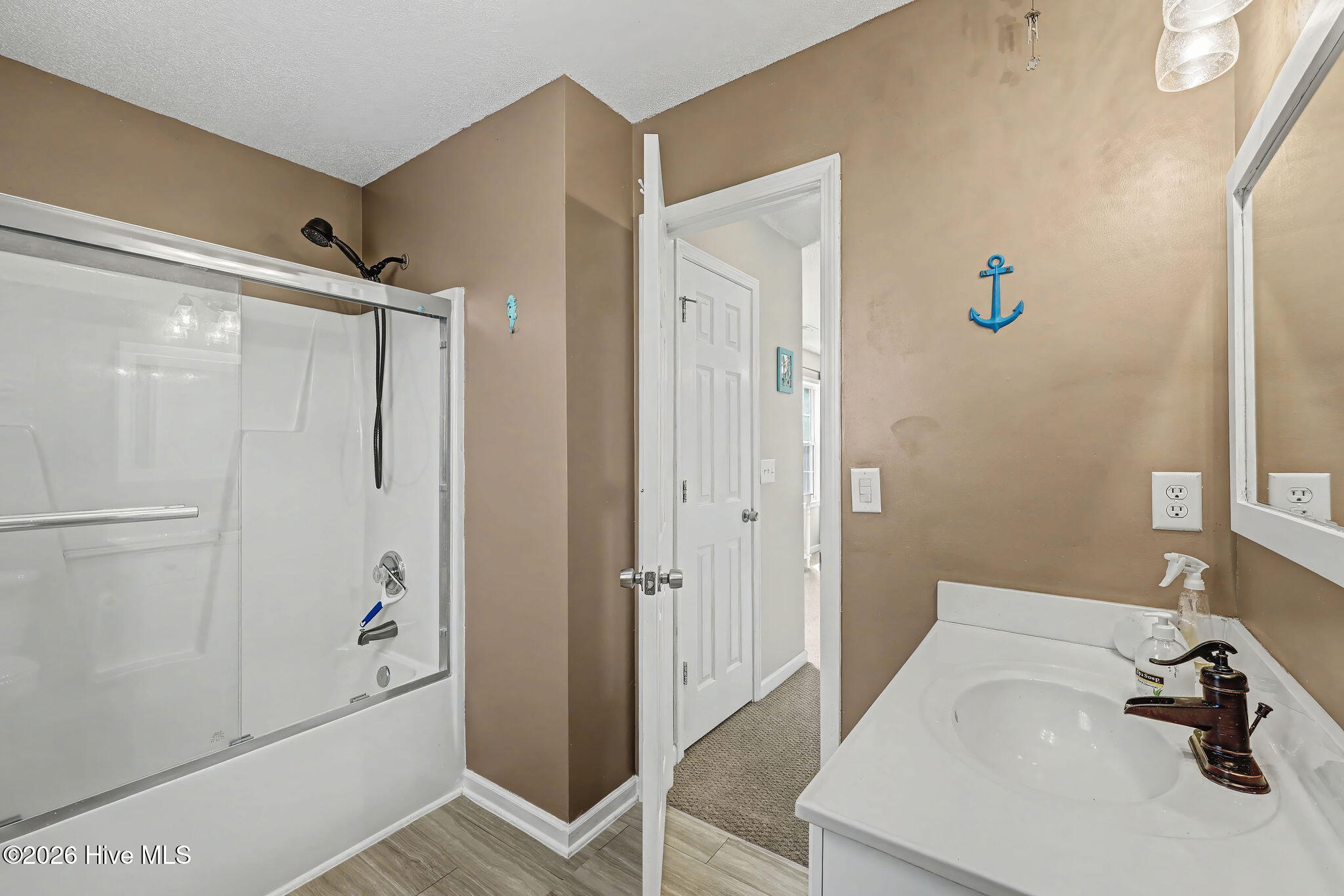 100560701 | Photo 25