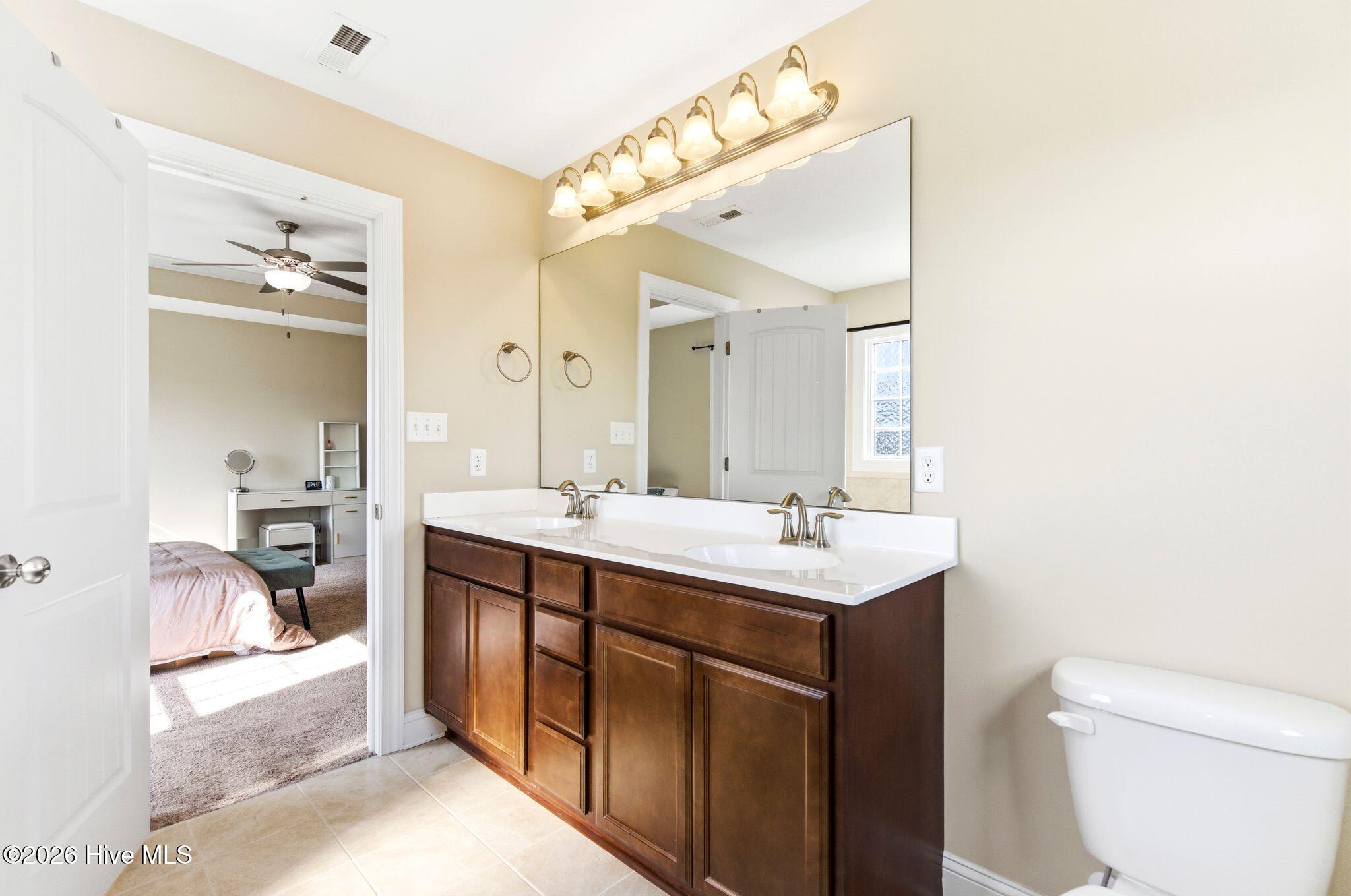 100563998 | Photo 33