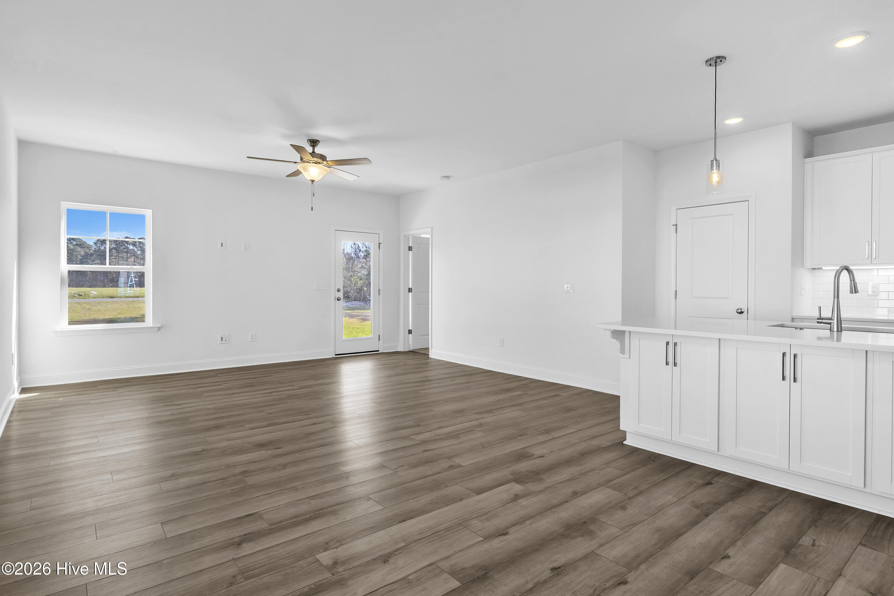 100563590 | Photo 16