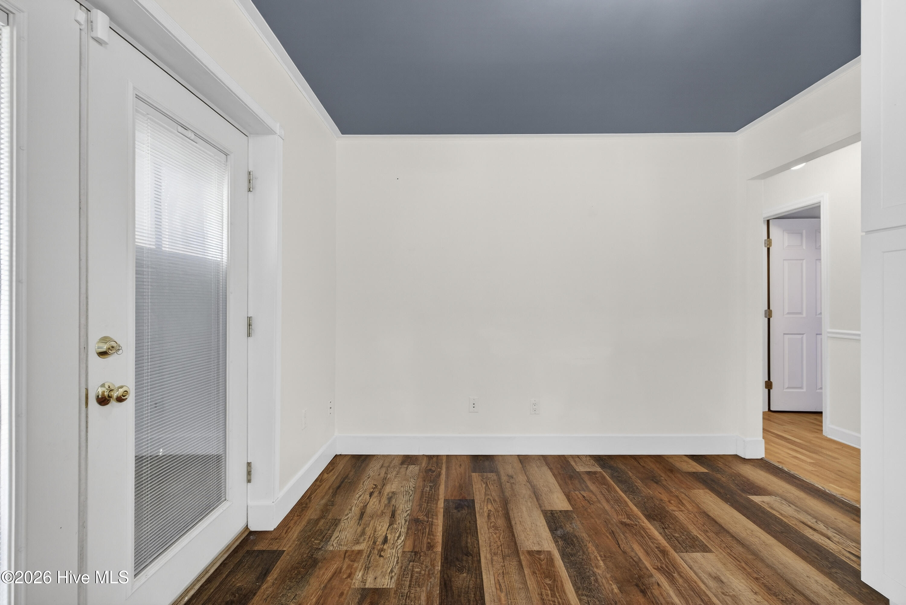 100558710 | Photo 26