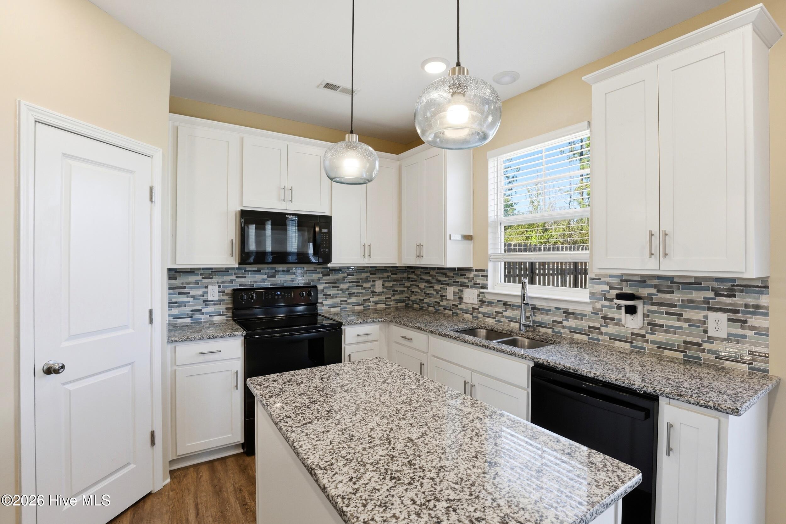 100566702 | Photo 12