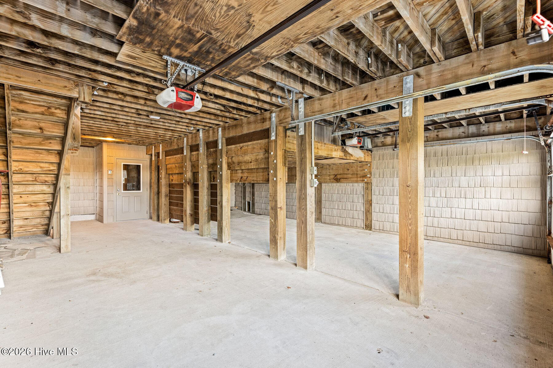 100550434 | Photo 38