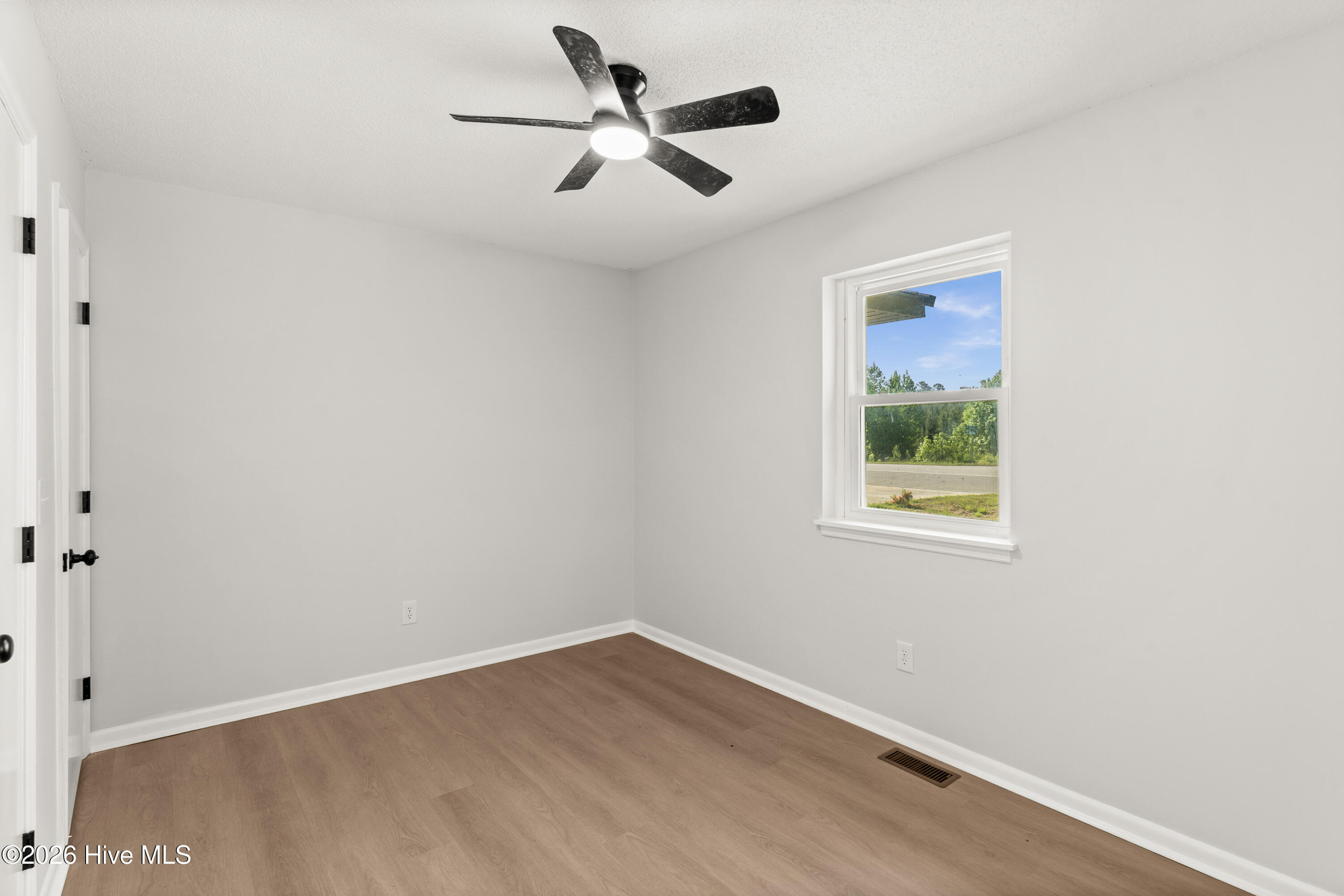 100569297 | Photo 23