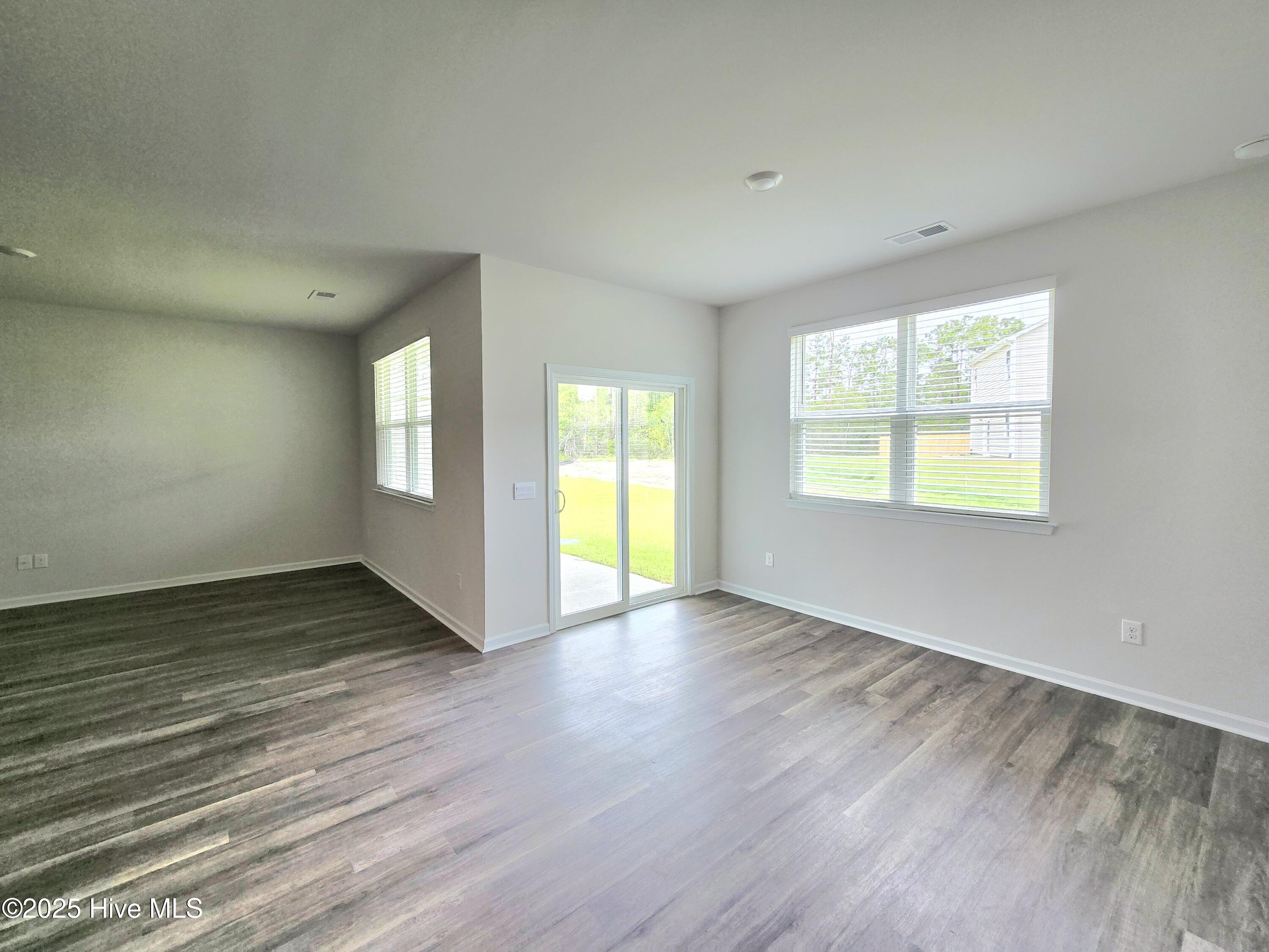 100570379 | Photo 10