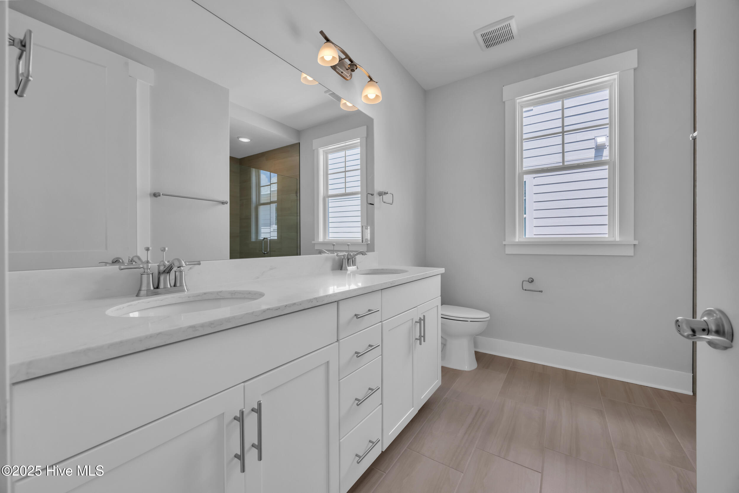 100547988 | Photo 12