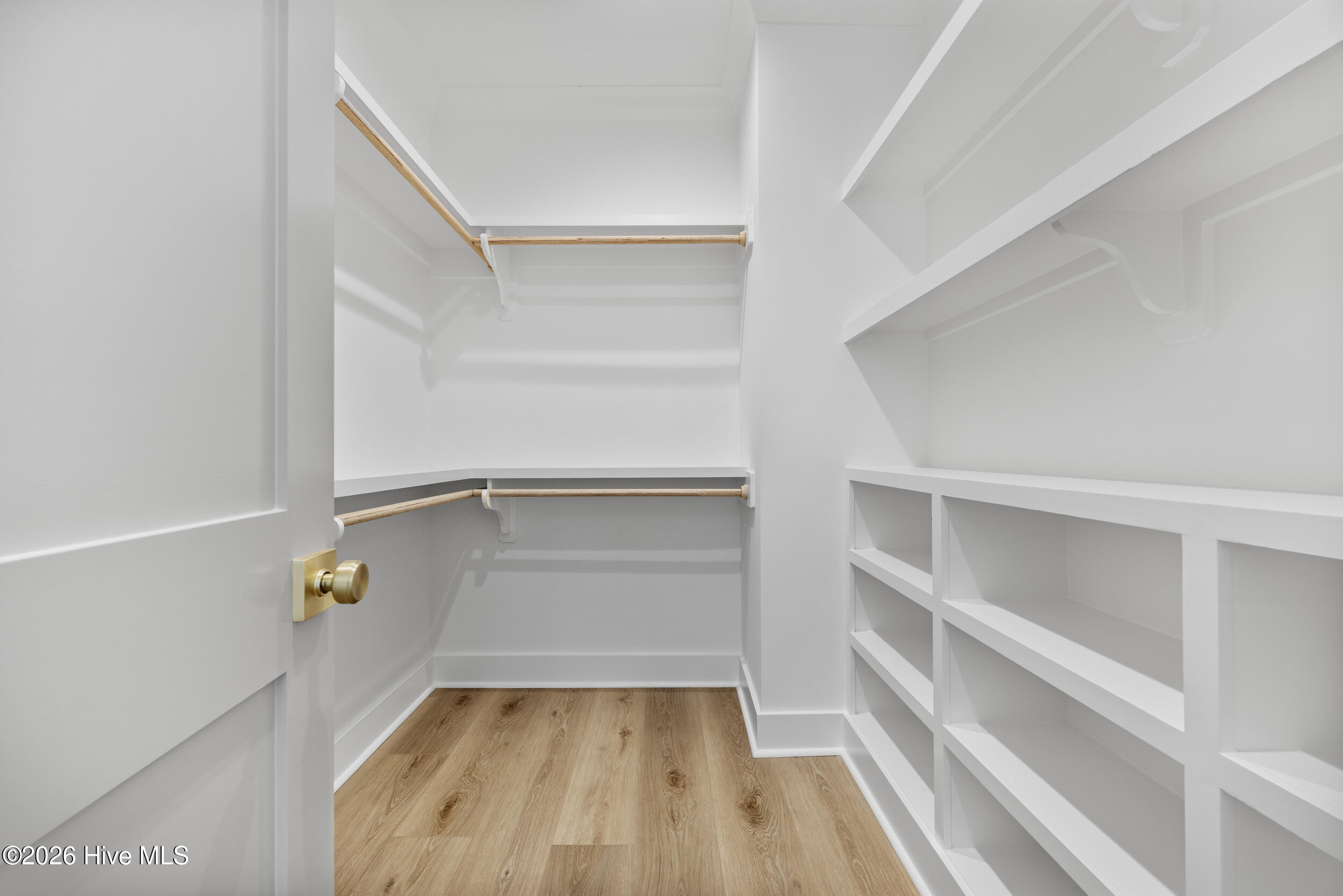 100570401 | Photo 34