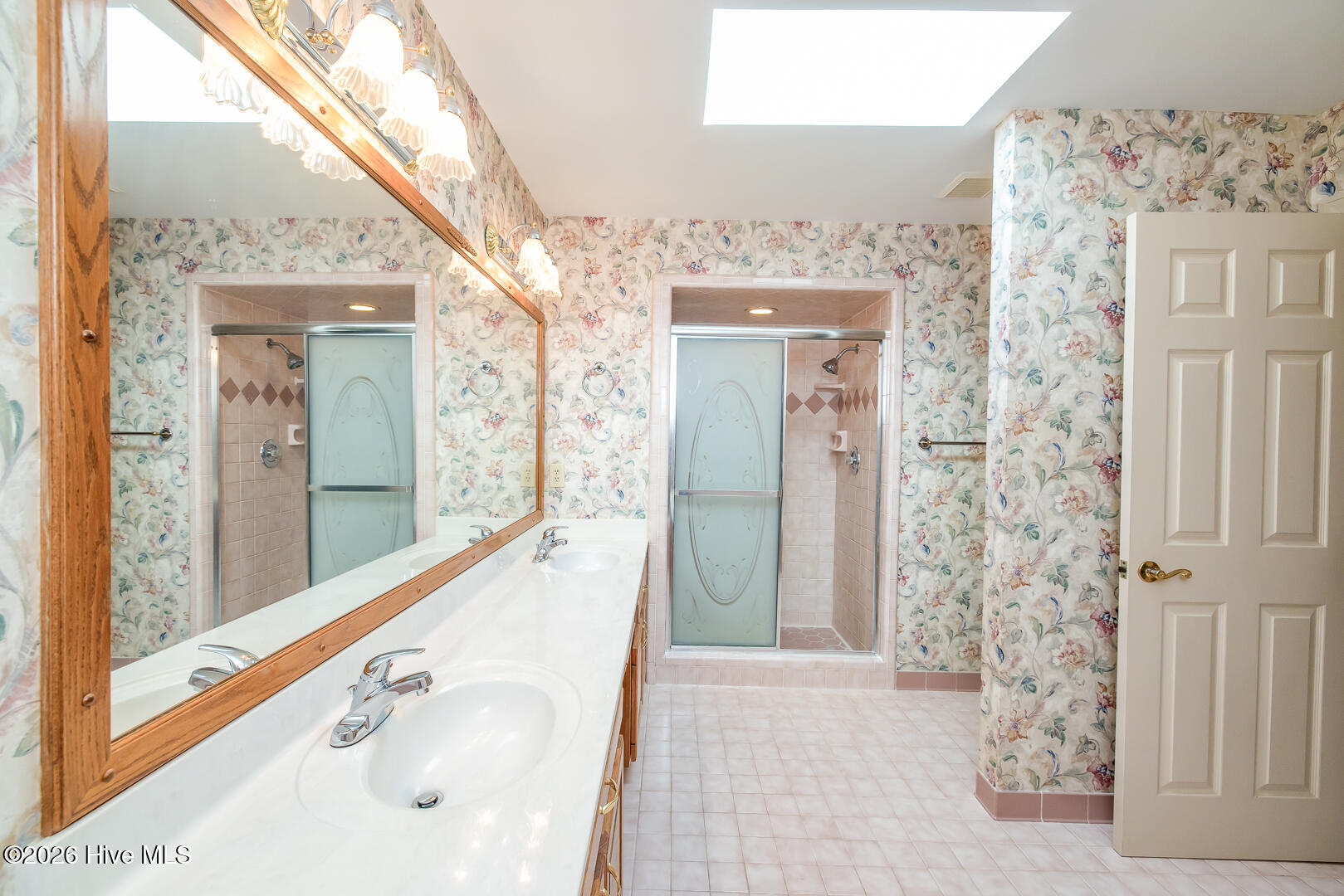 100570429 | Photo 43