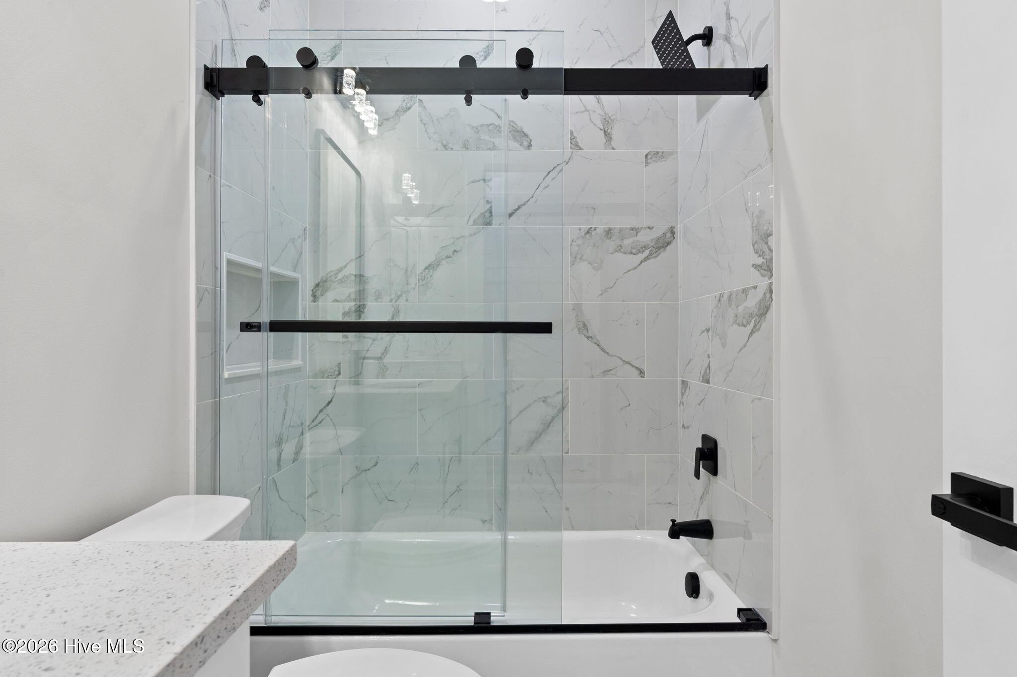 100528198 | Photo 40