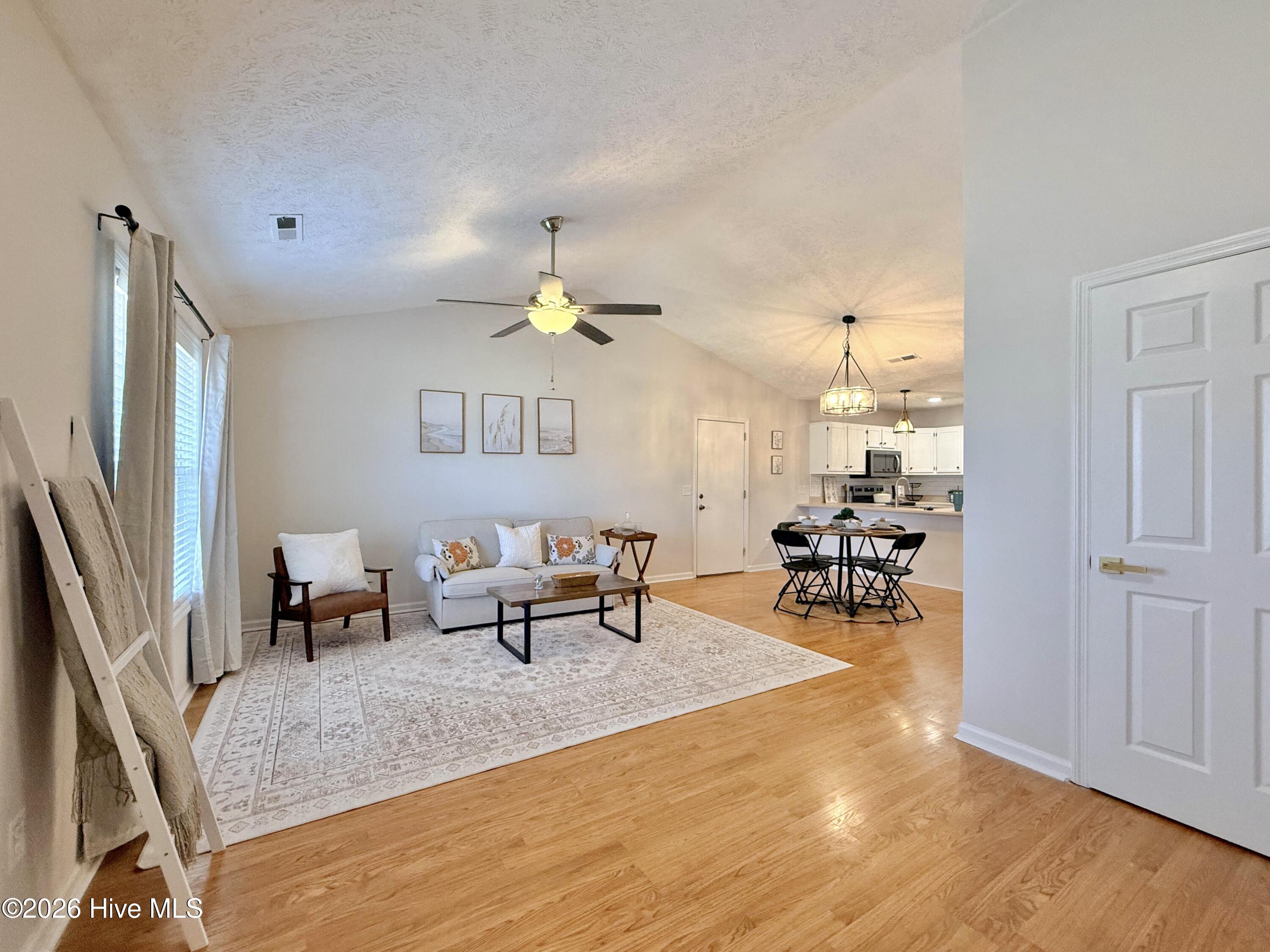 100558599 | Photo 33