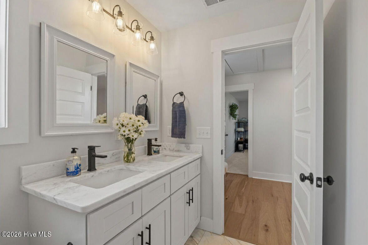 100569687 | Photo 23