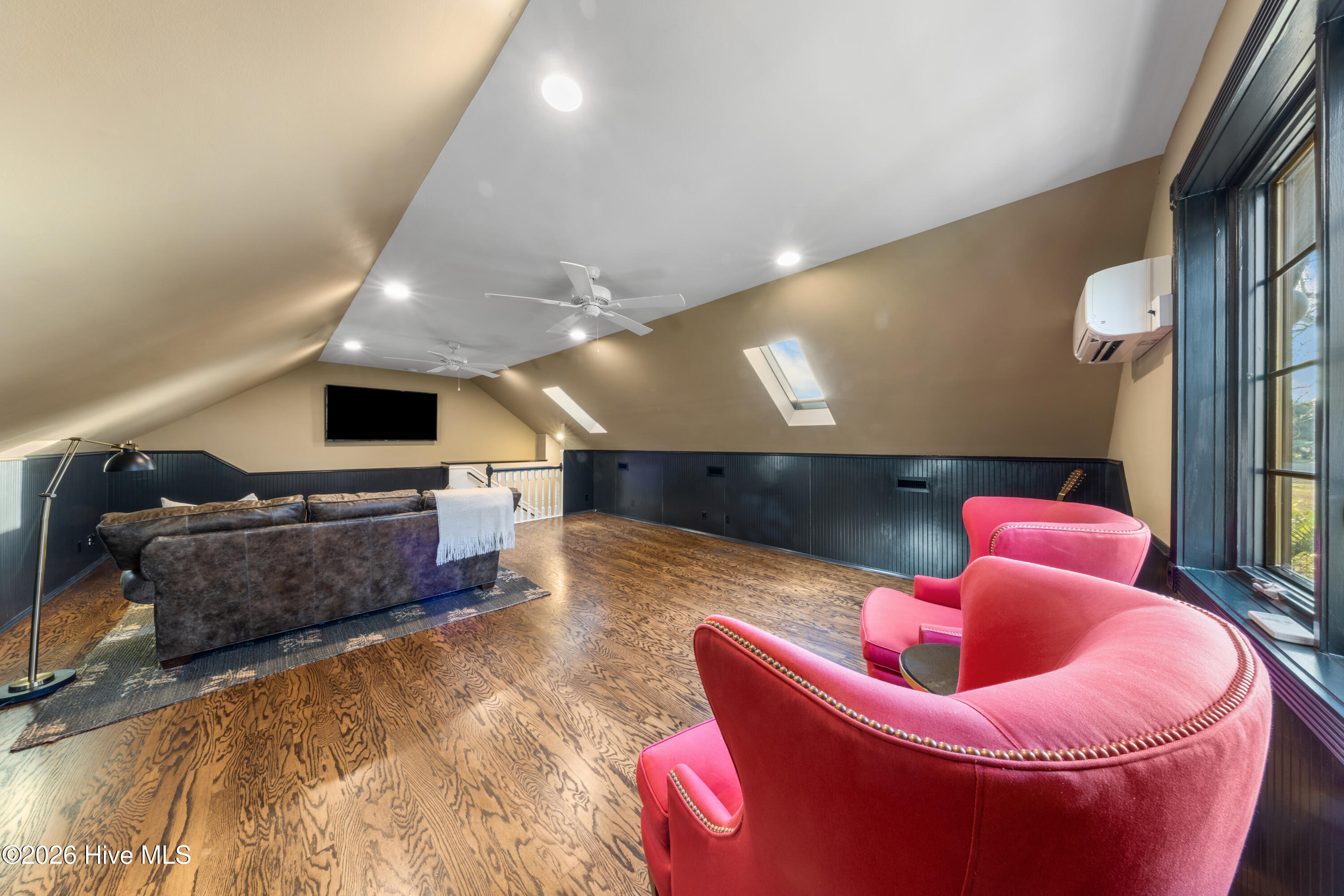 100549832 | Photo 52