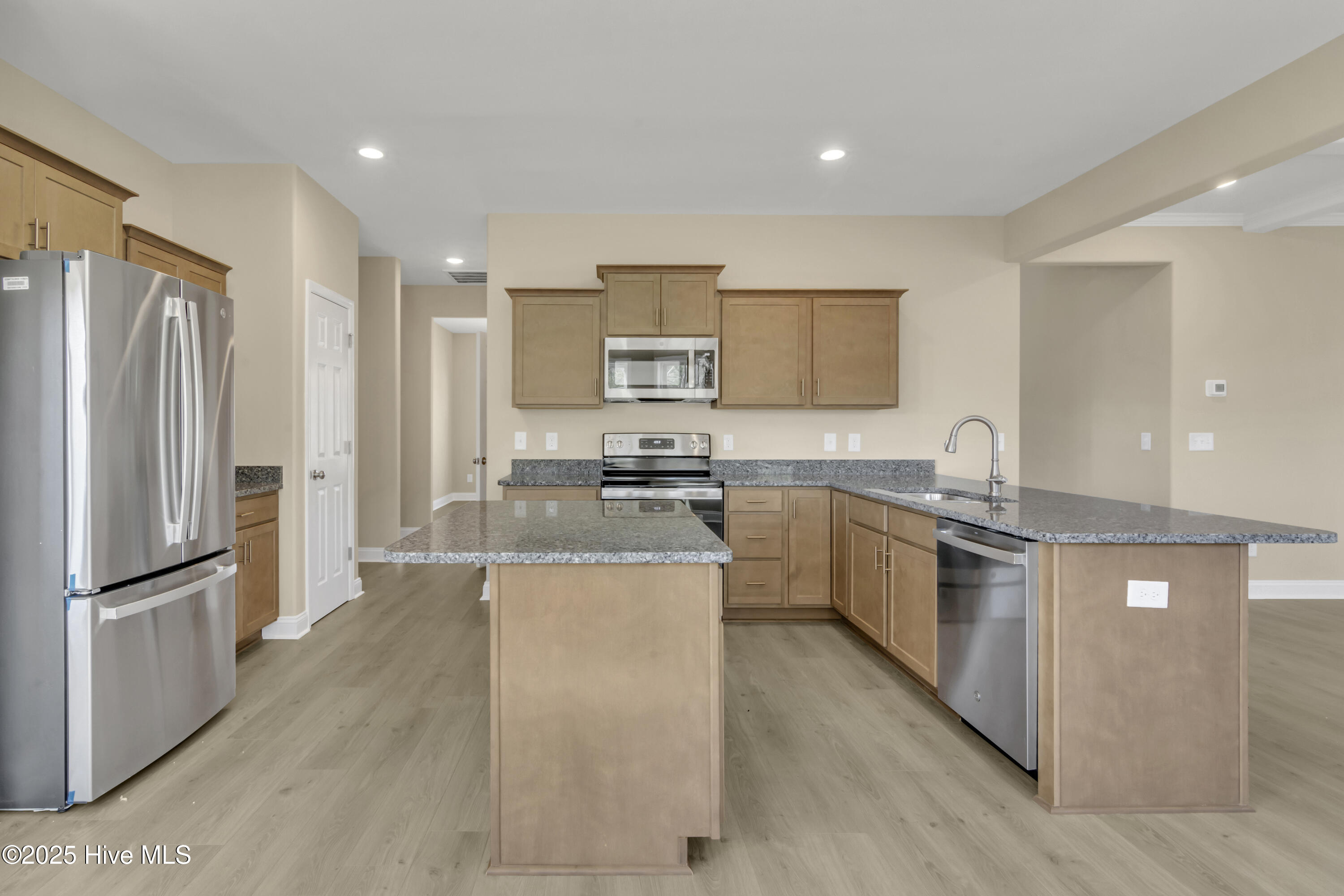 100566089 | Photo 13