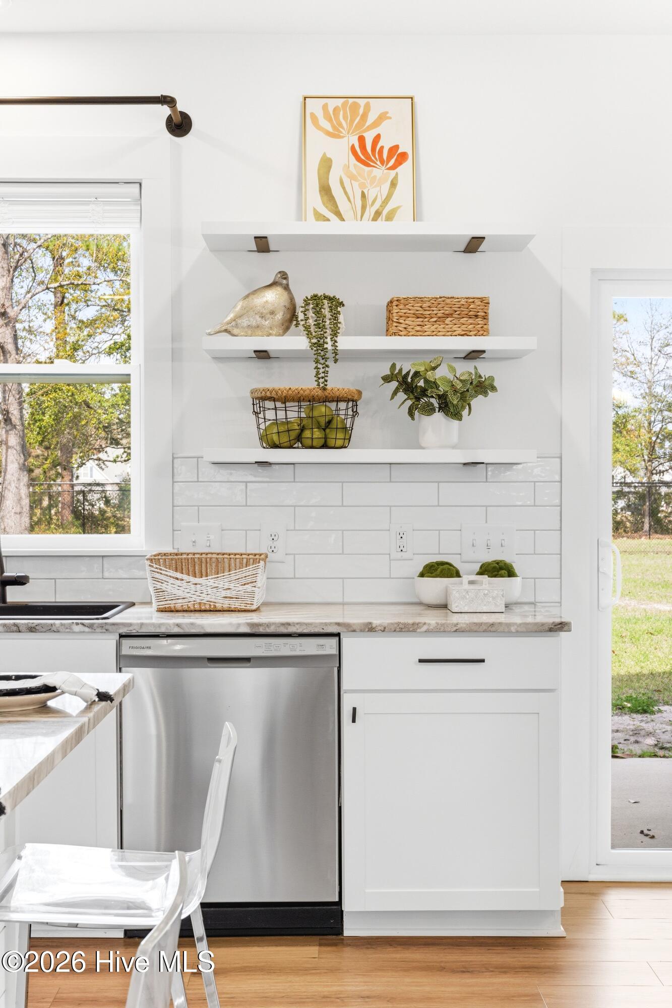 100561683 | Photo 16