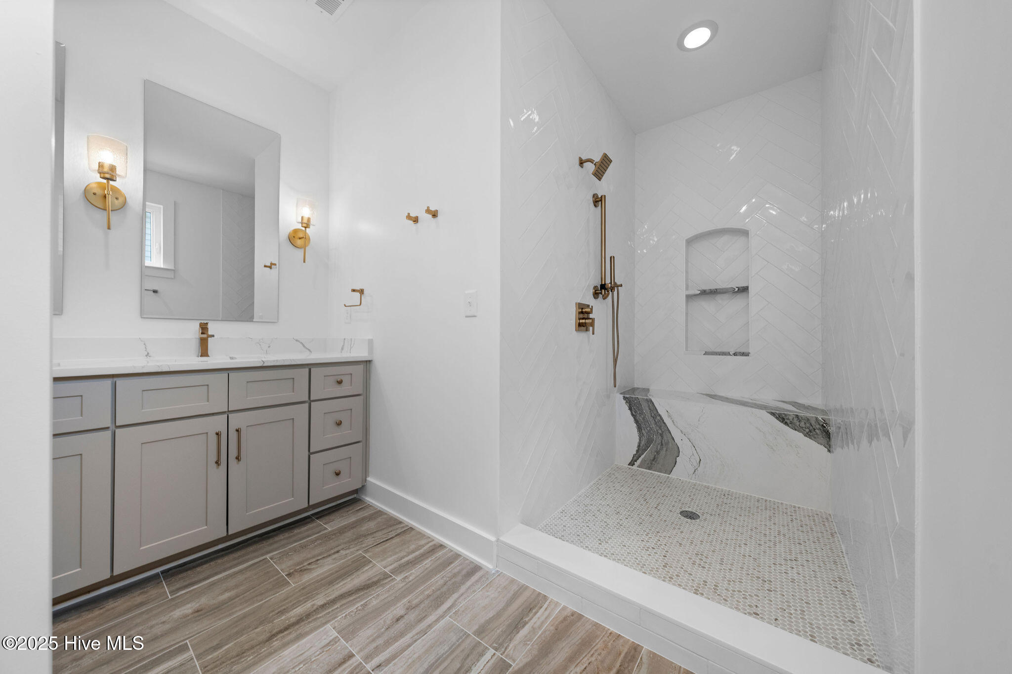 100493859 | Photo 18