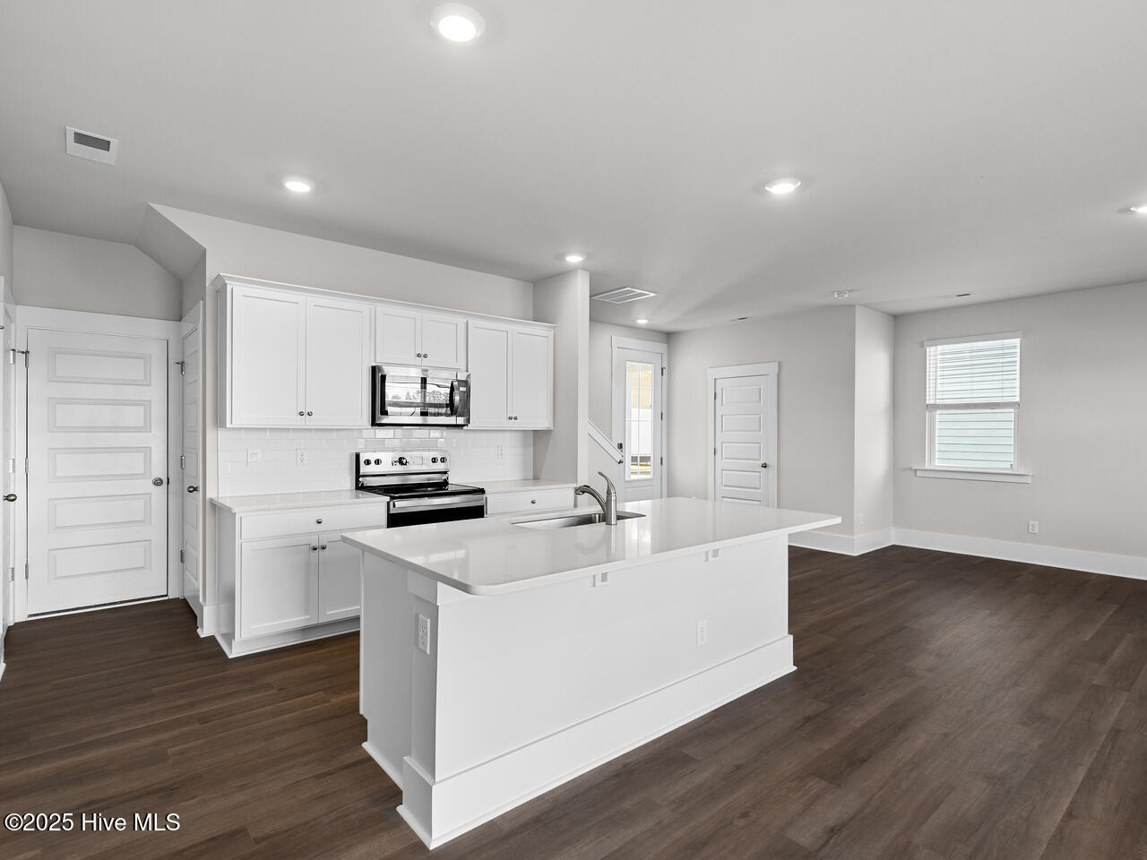 100537145 | Photo 12