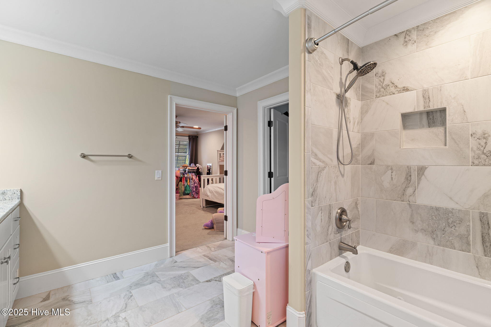 100548245 | Photo 42