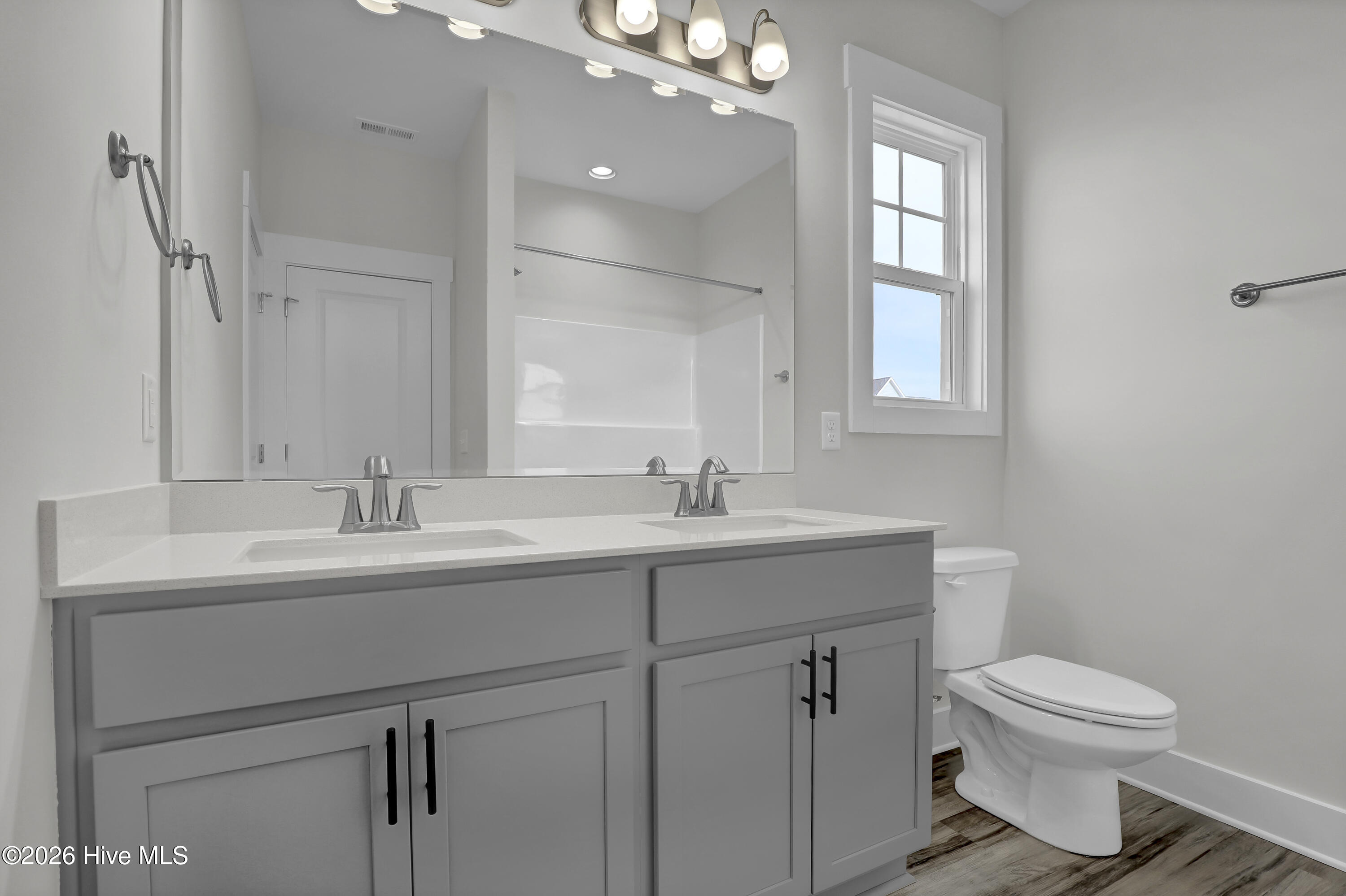 100547991 | Photo 11