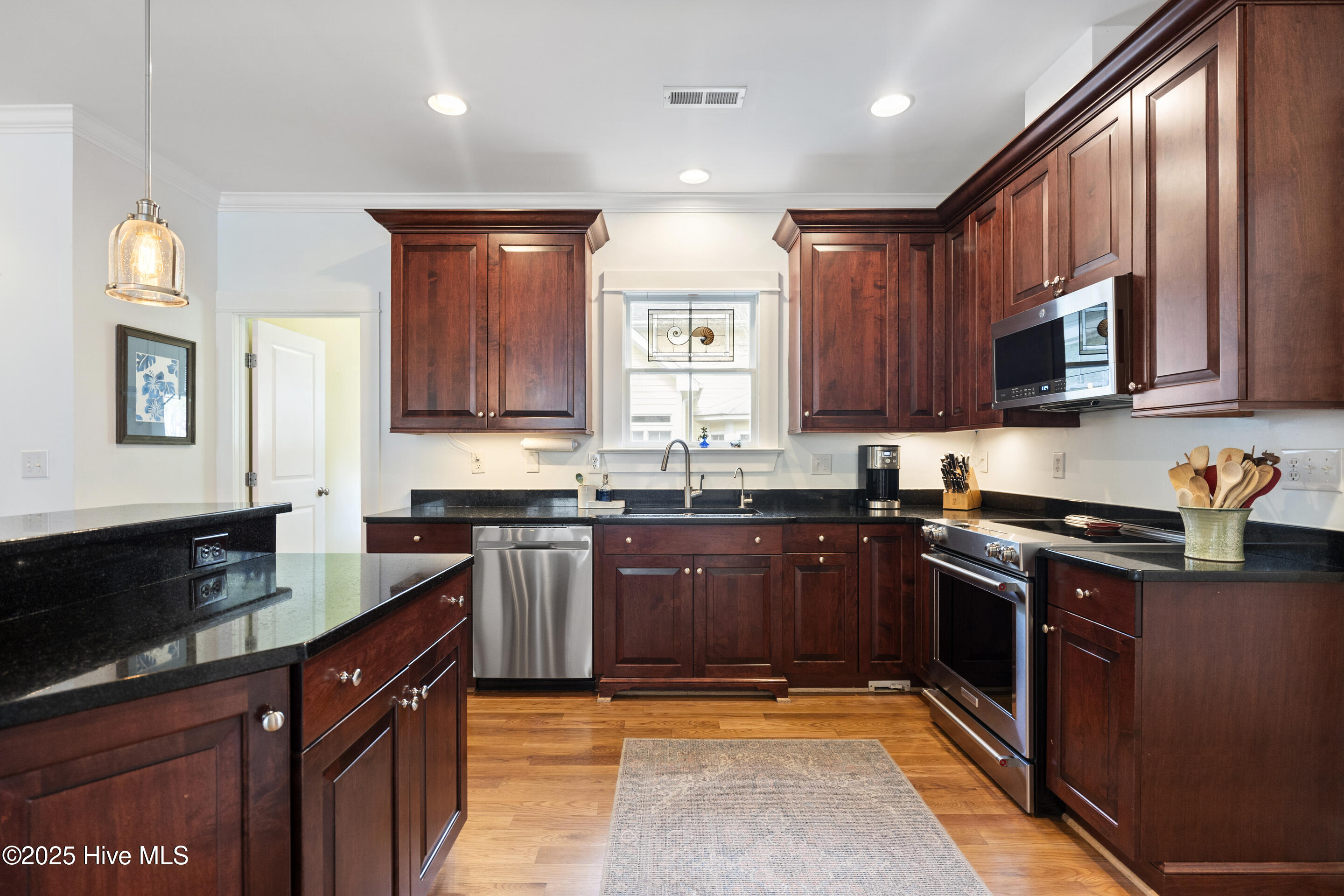 100545789 | Photo 11