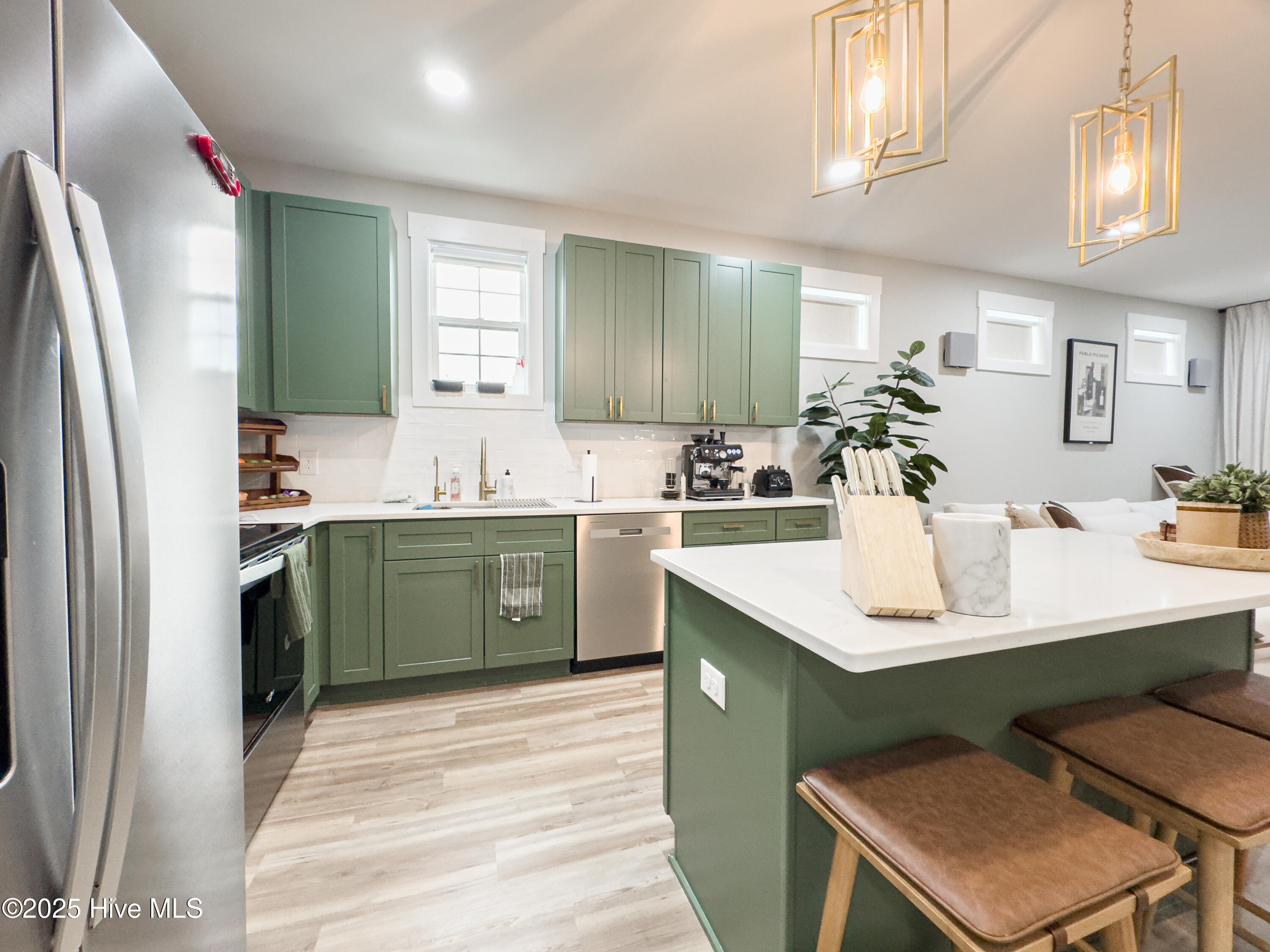 100537870 | Photo 36