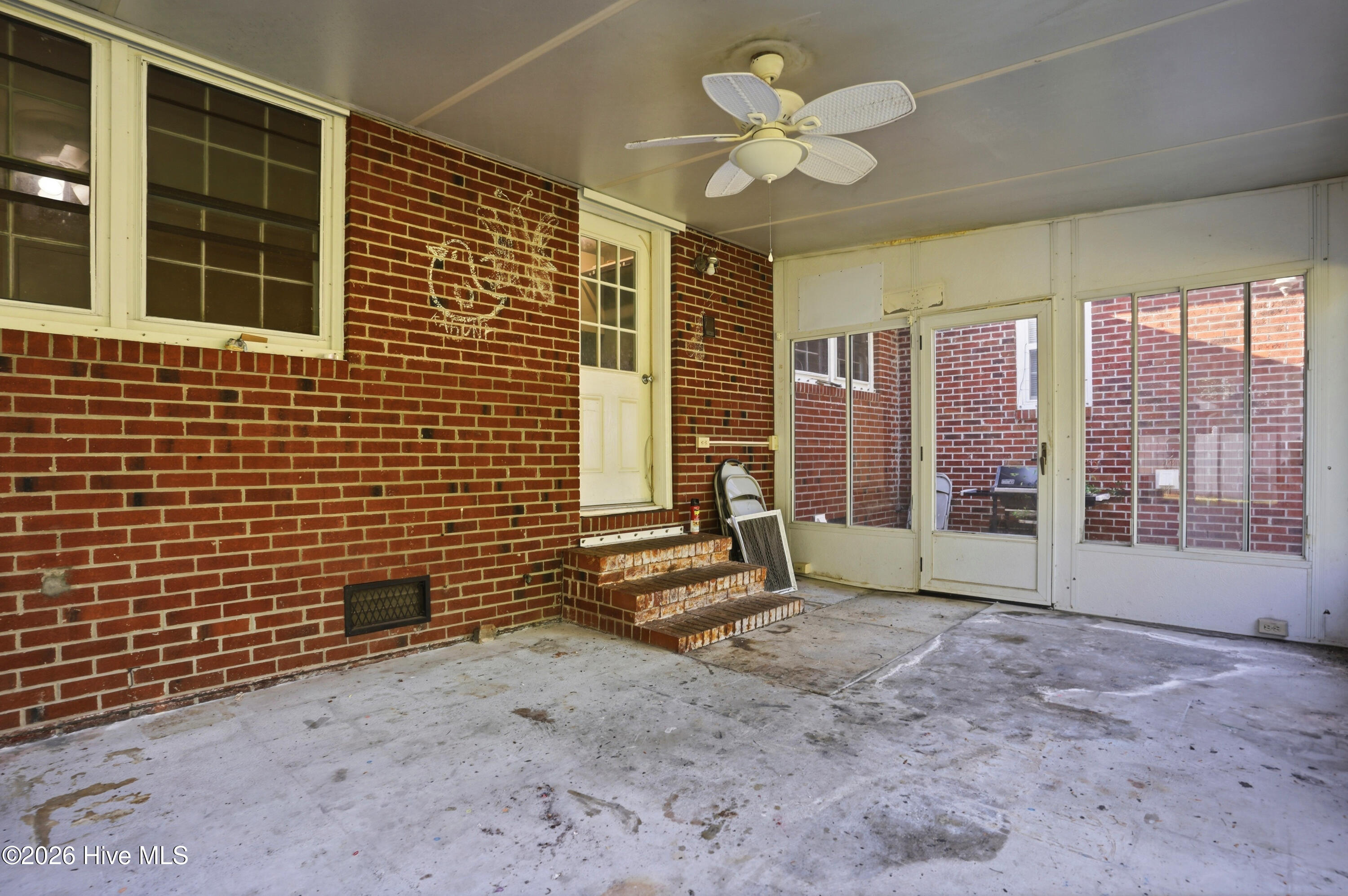 100567003 | Photo 28