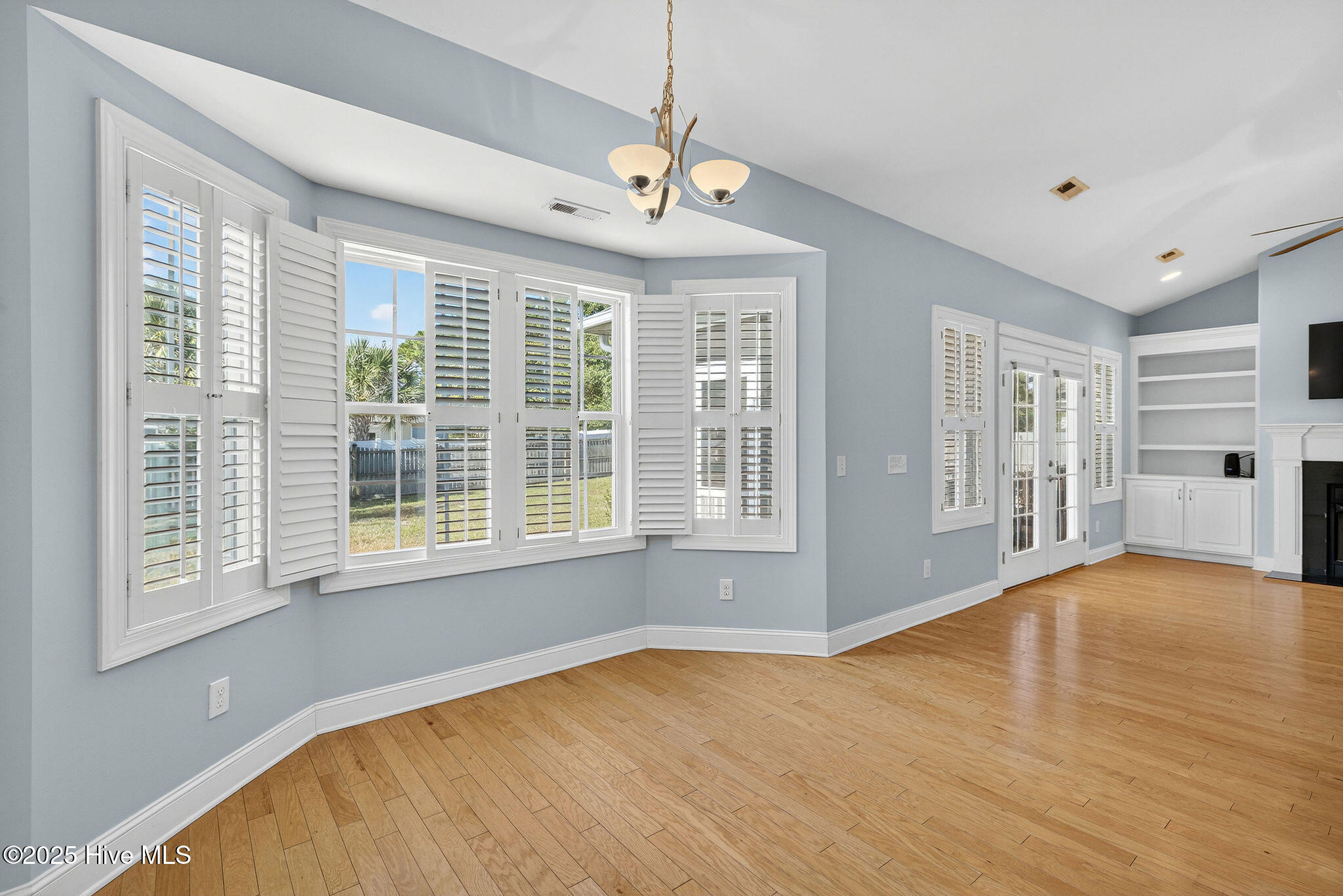 100535403 | Photo 16