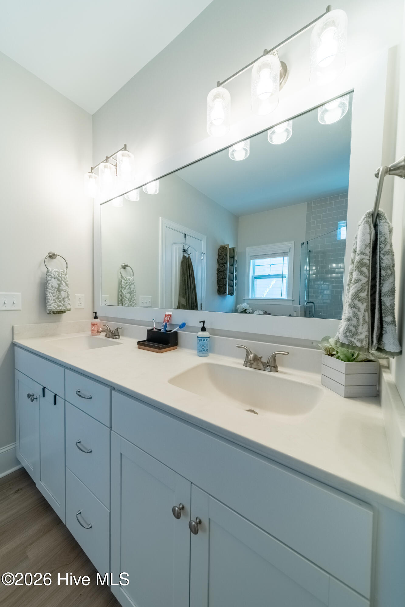 100549108 | Photo 26