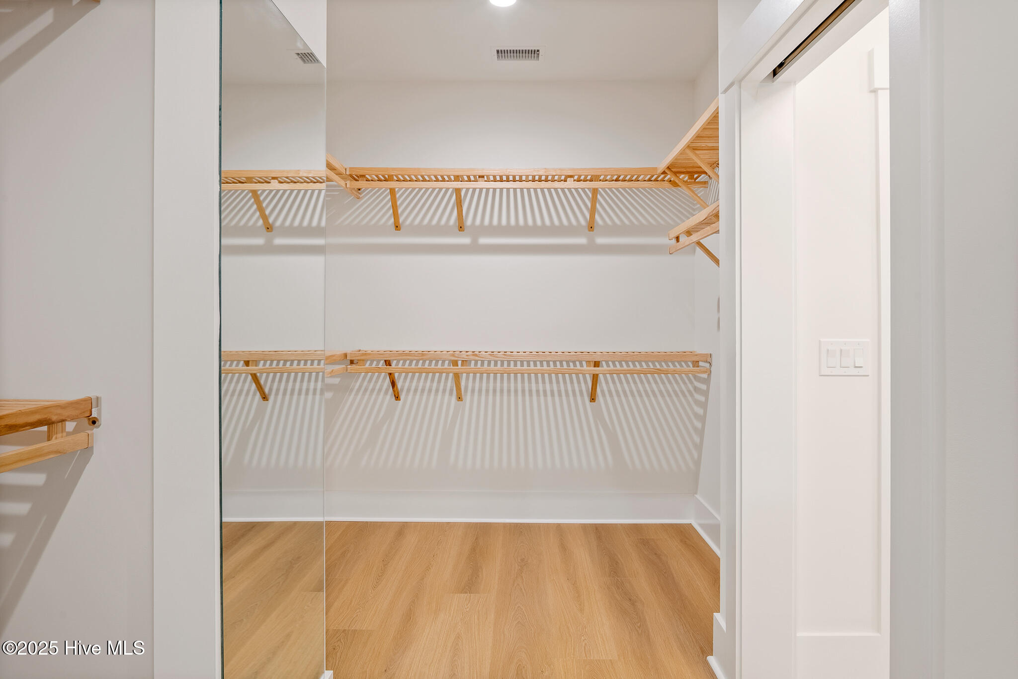 100533219 | Photo 26