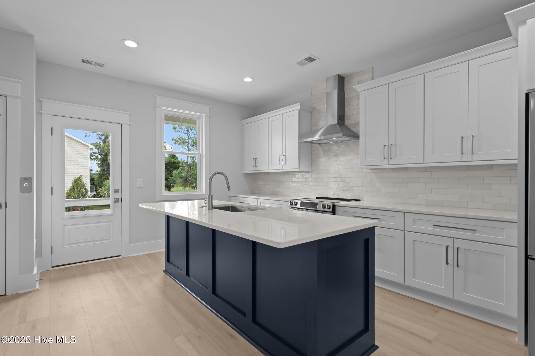 100537879 | Photo 12