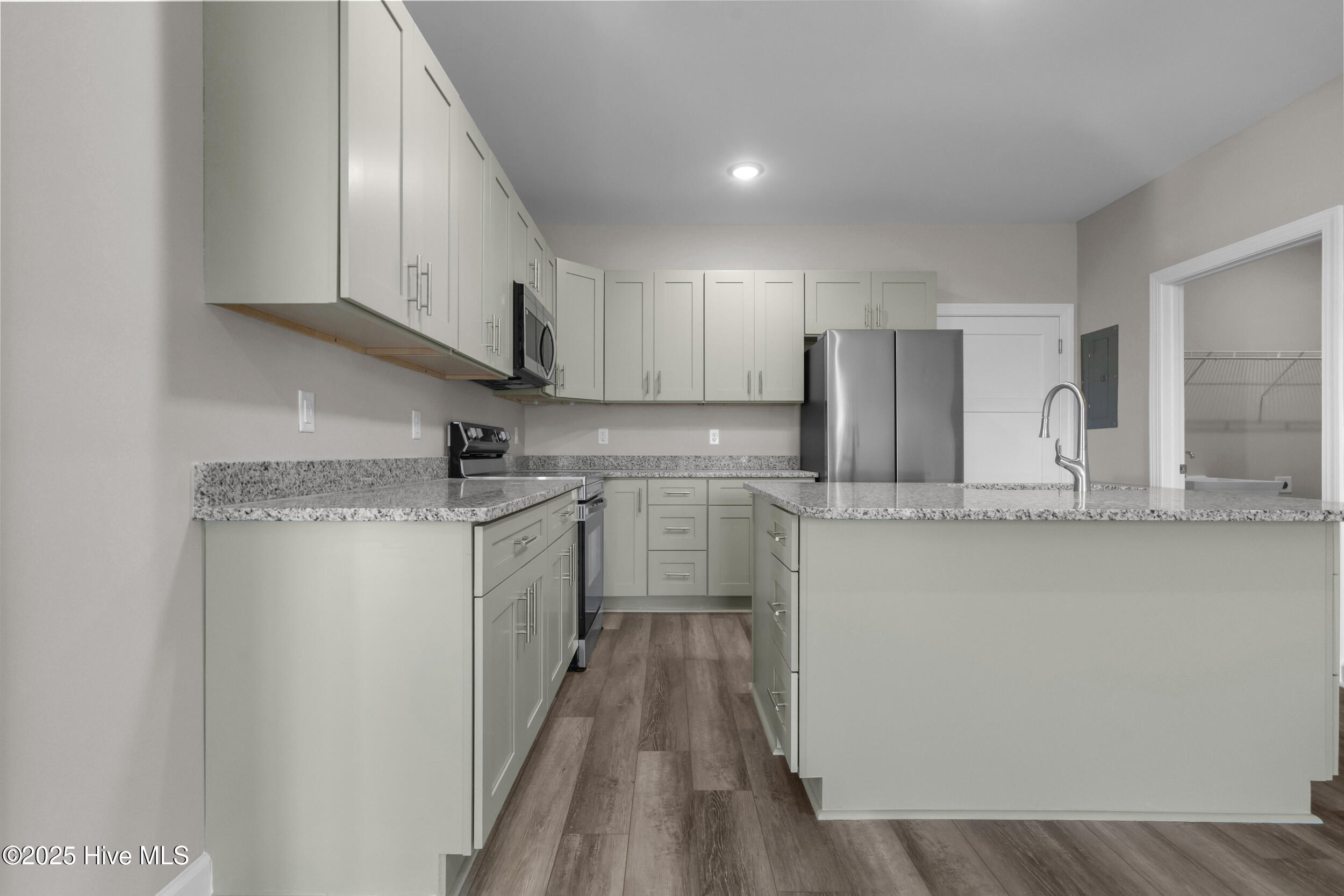 100539009 | Photo 14