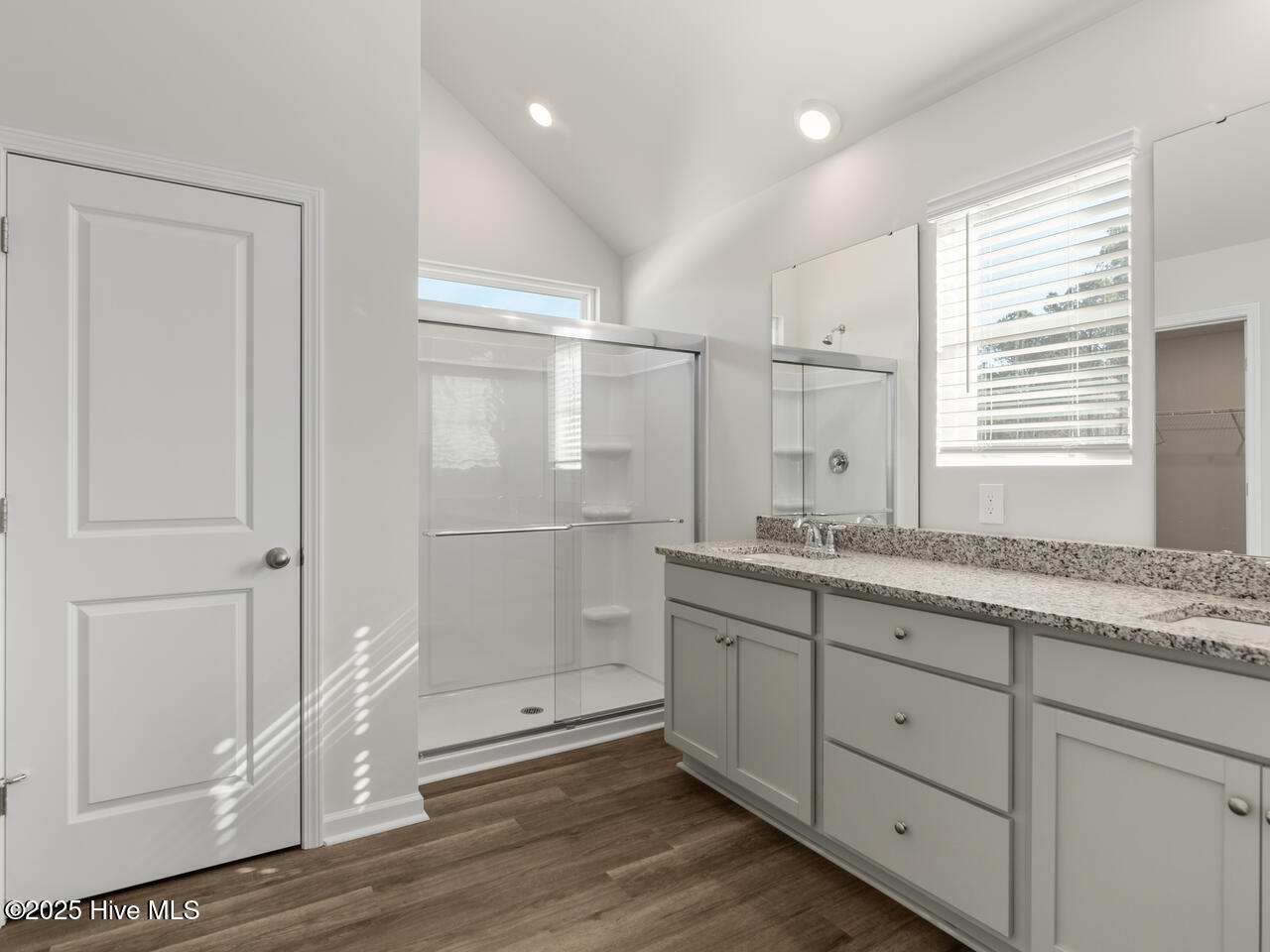 100546309 | Photo 28