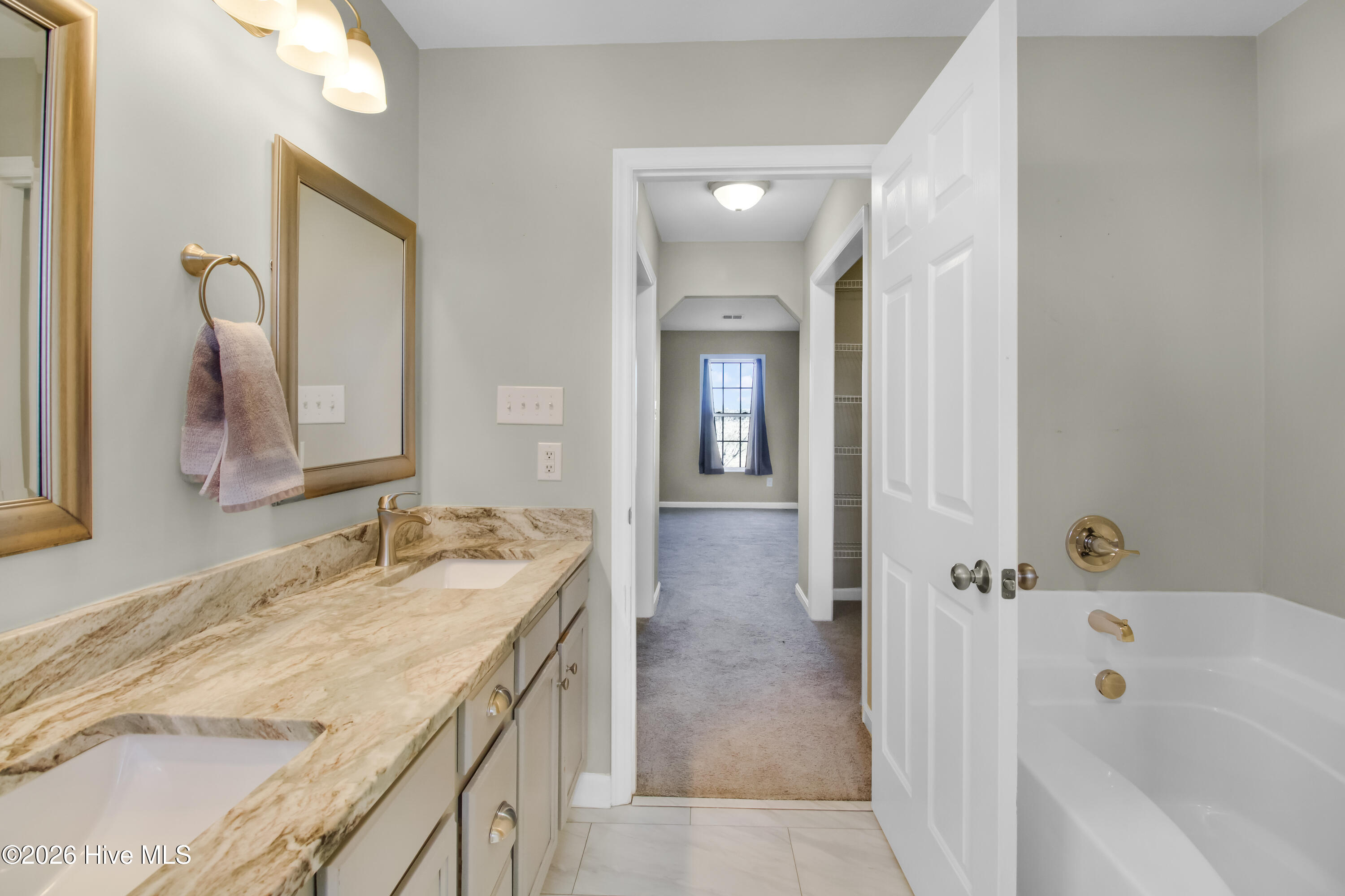 100547353 | Photo 17