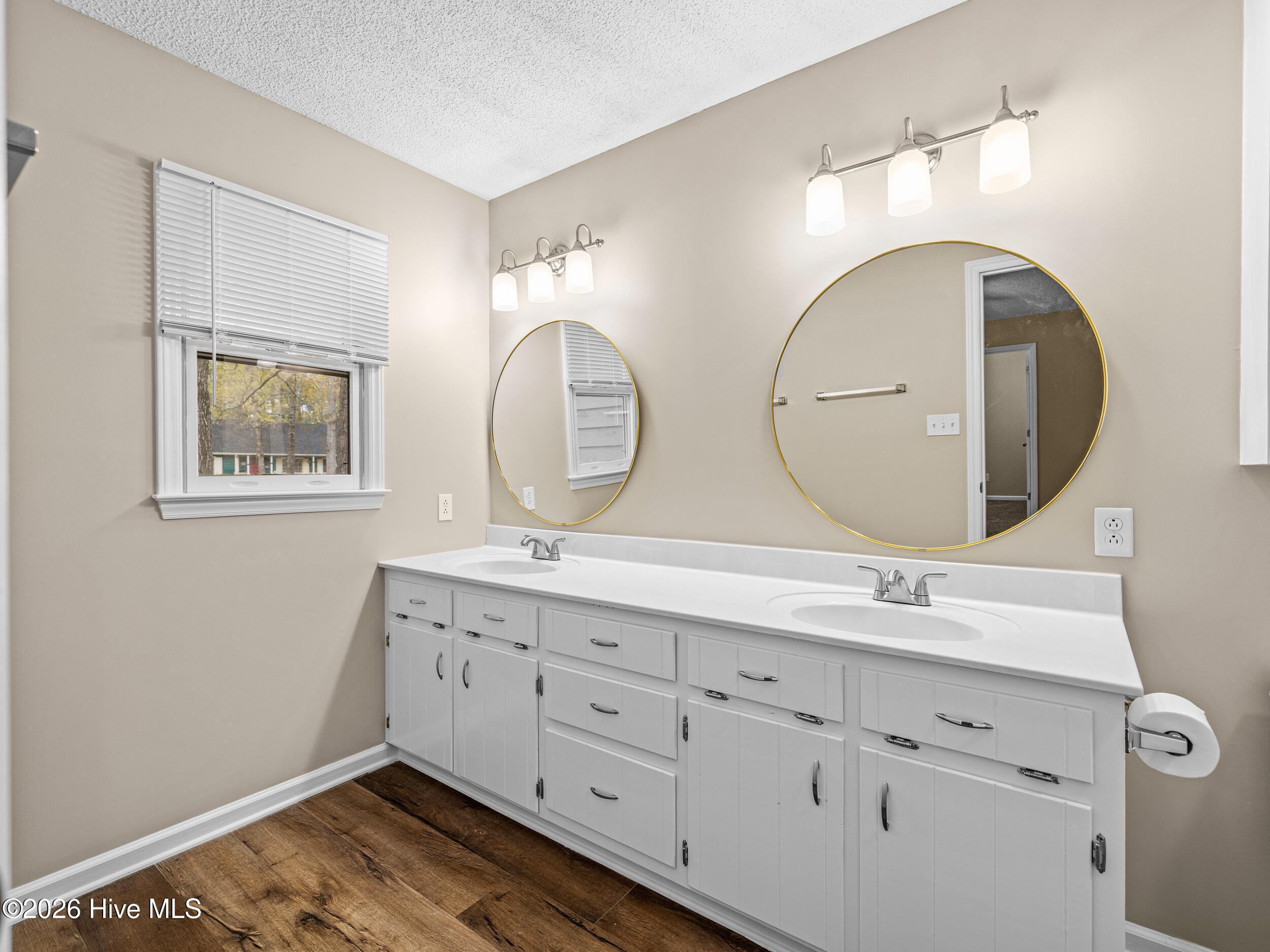 100564987 | Photo 25