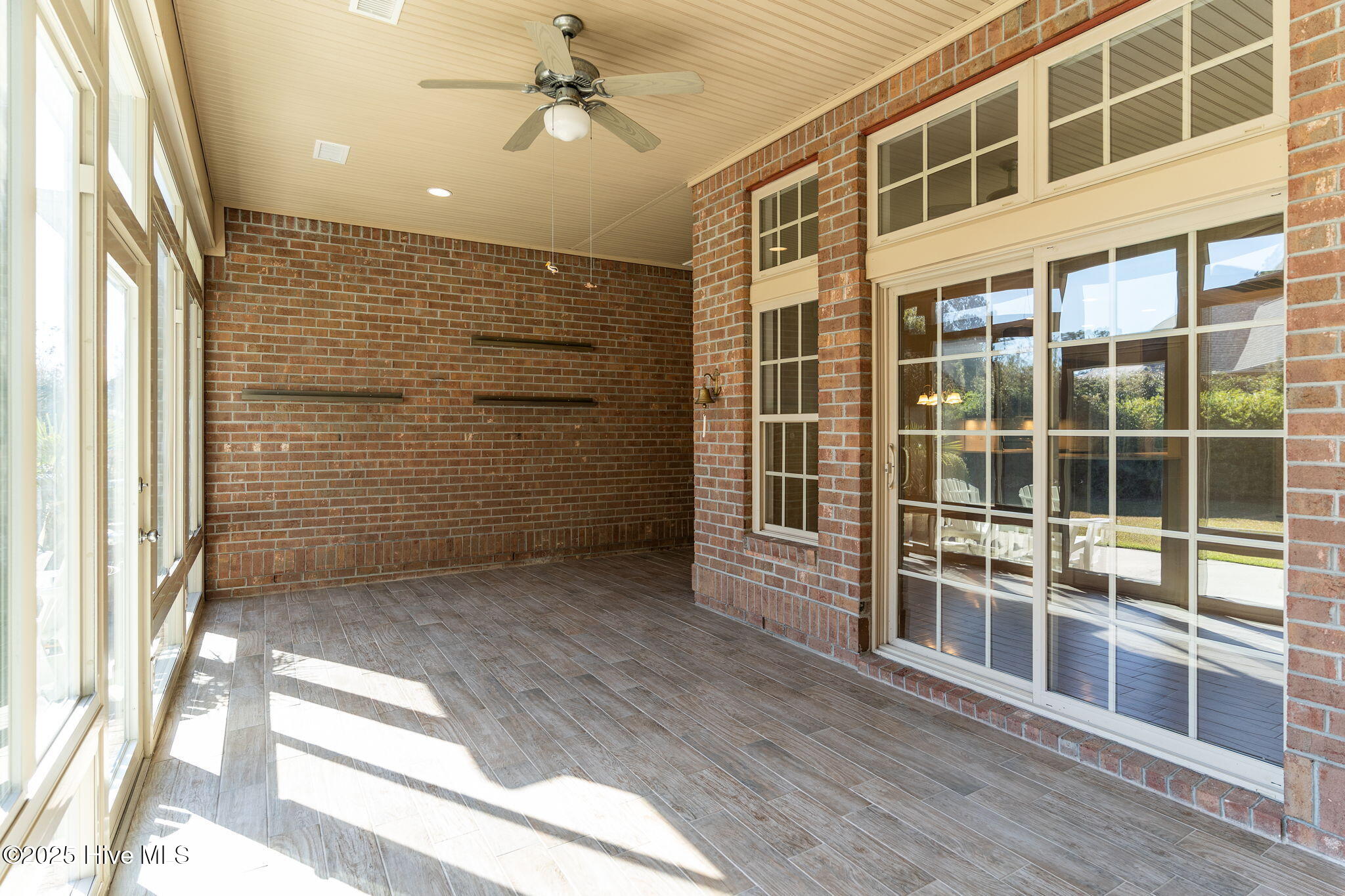 100541169 | Photo 30