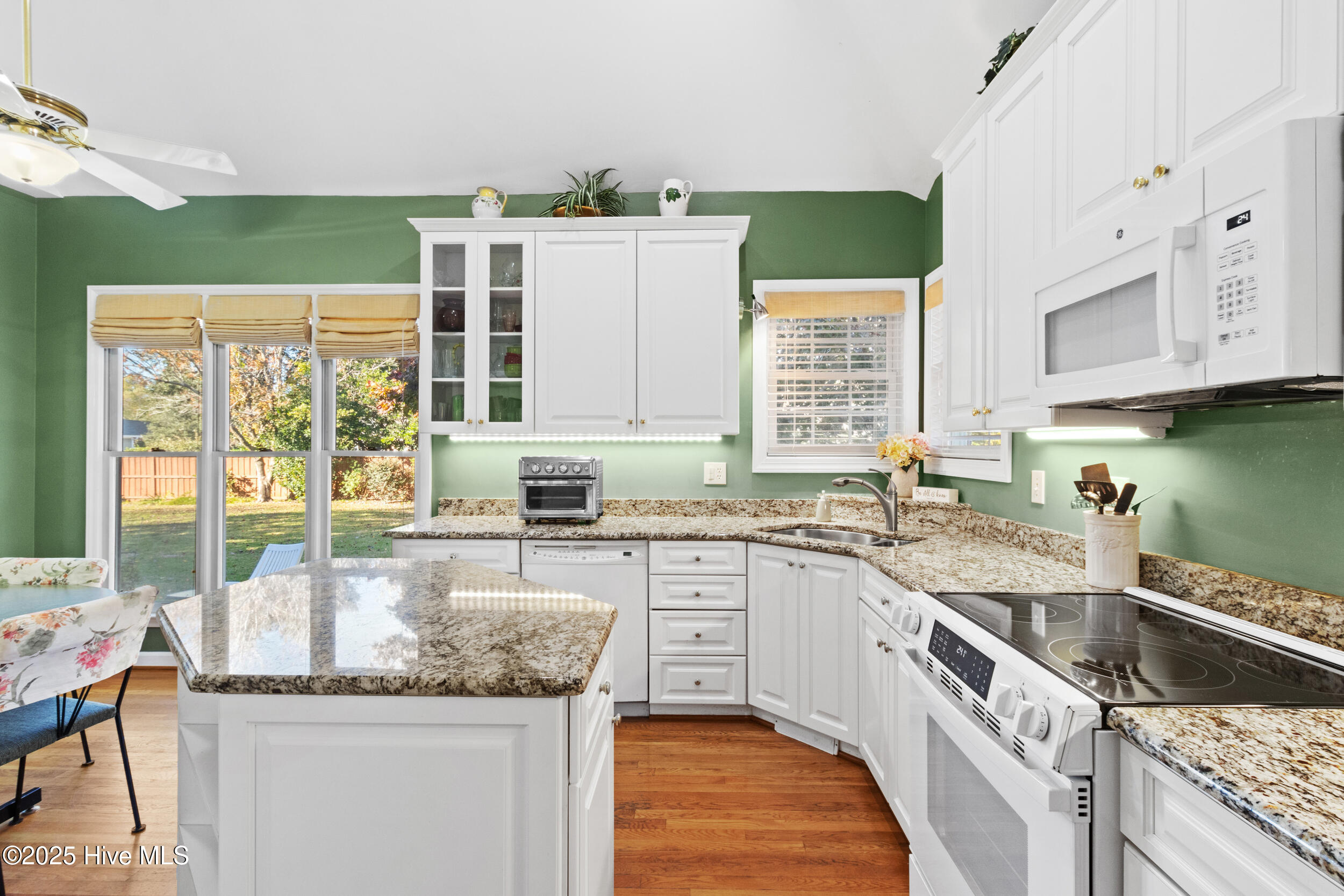 100541075 | Photo 21