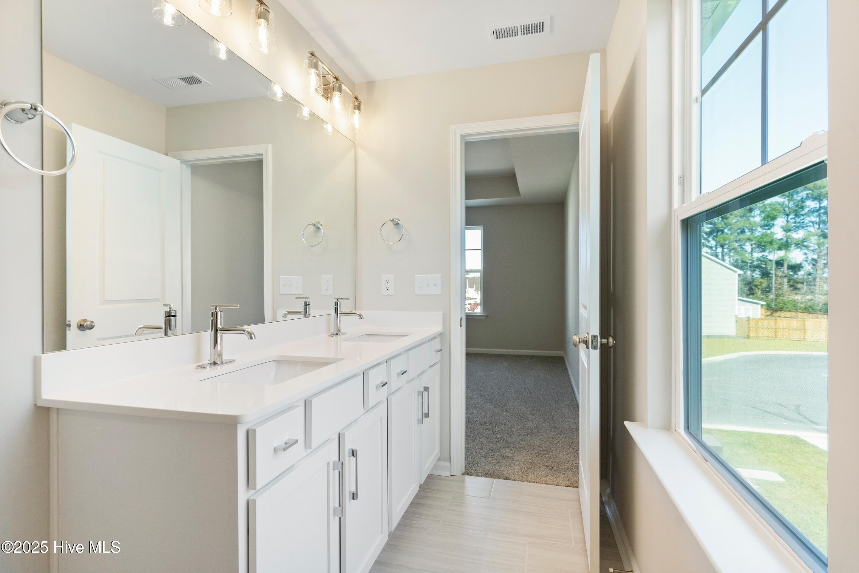 100543350 | Photo 24