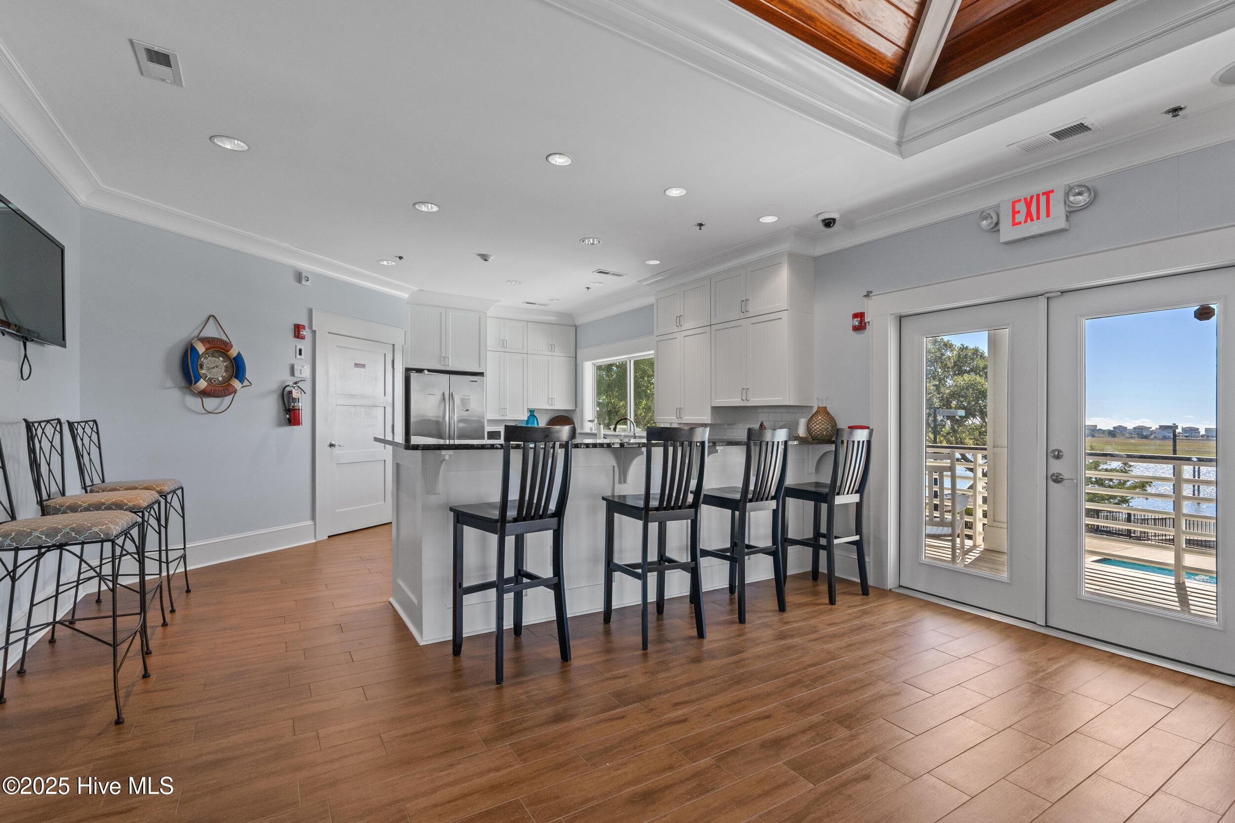 100539009 | Photo 63