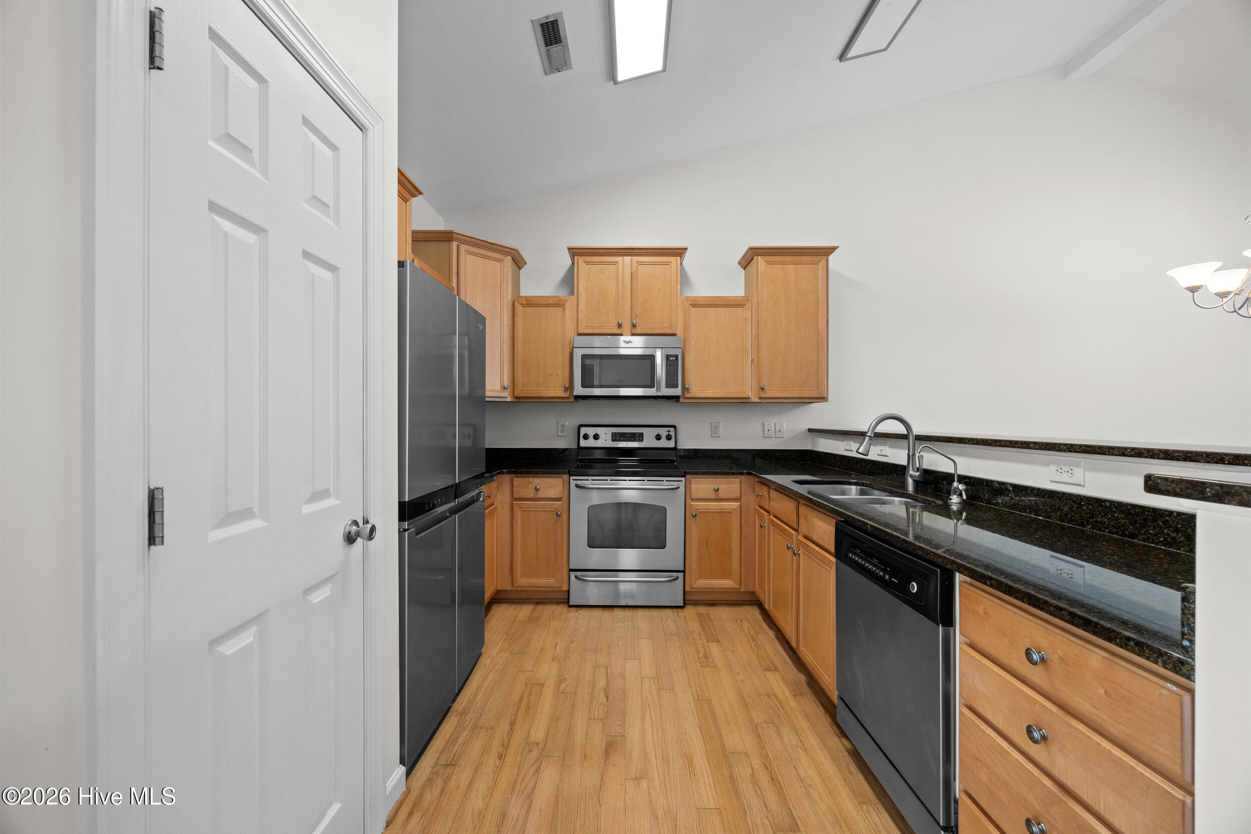 100566827 | Photo 13