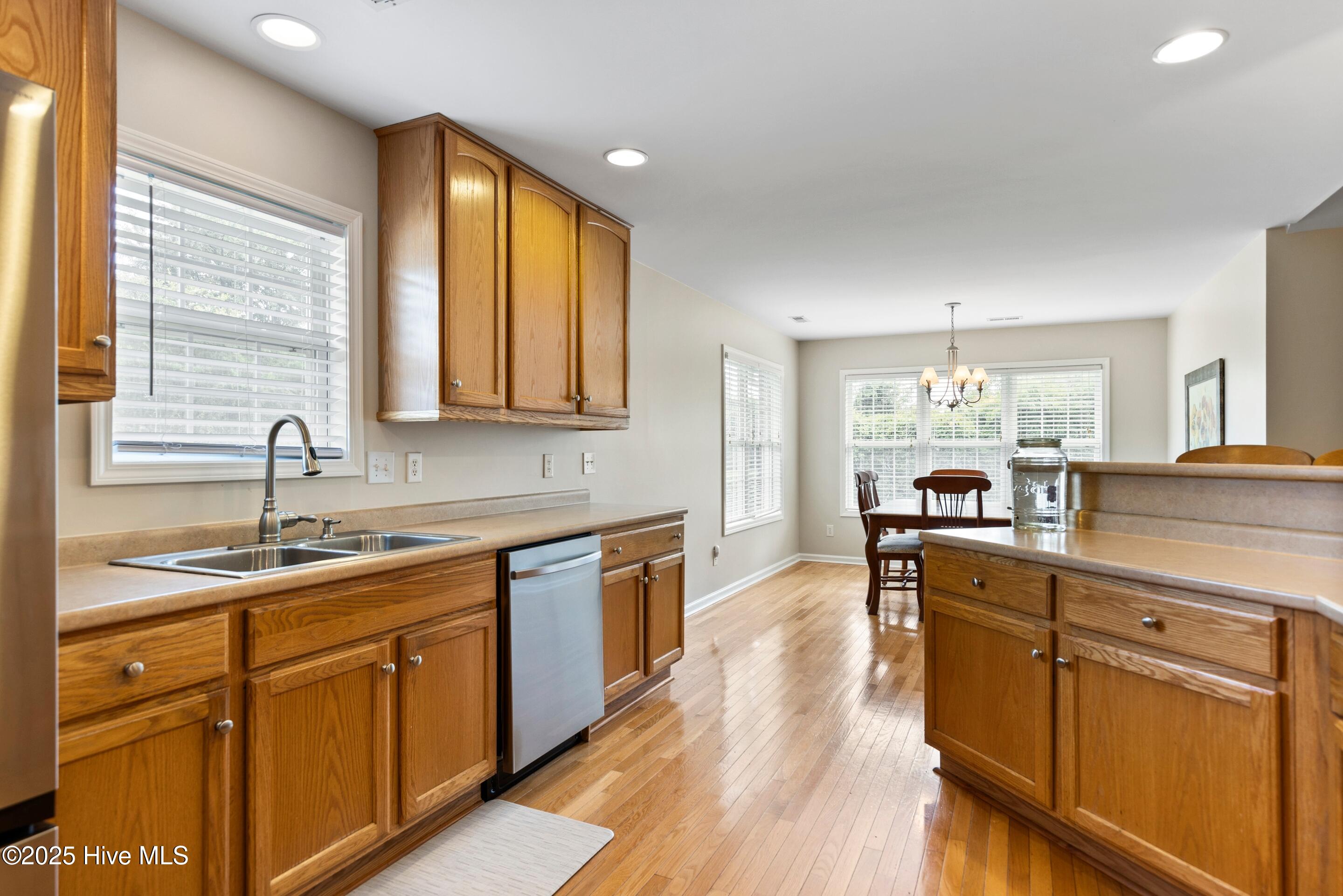 100519382 | Photo 16