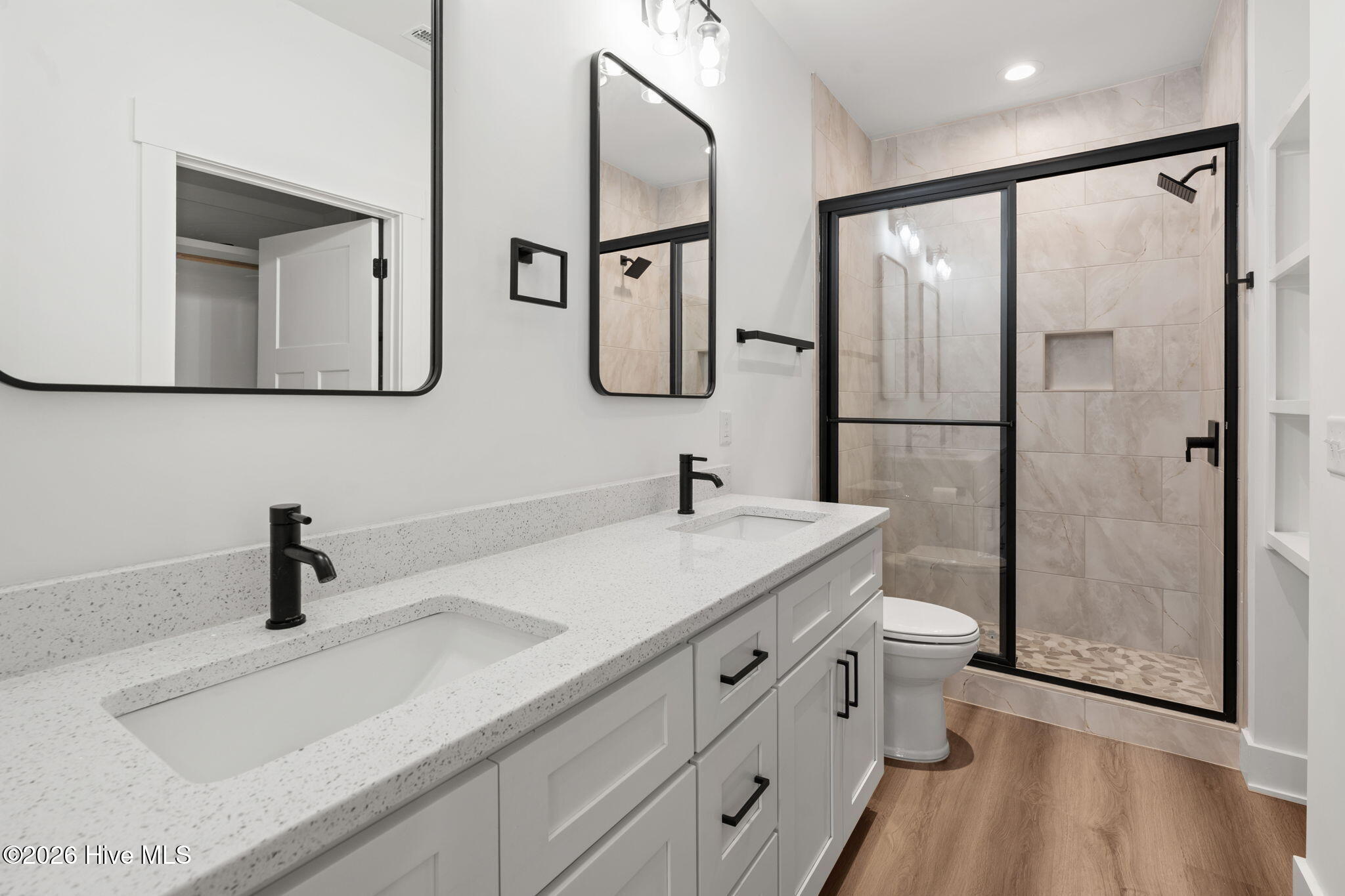 100562670 | Photo 19