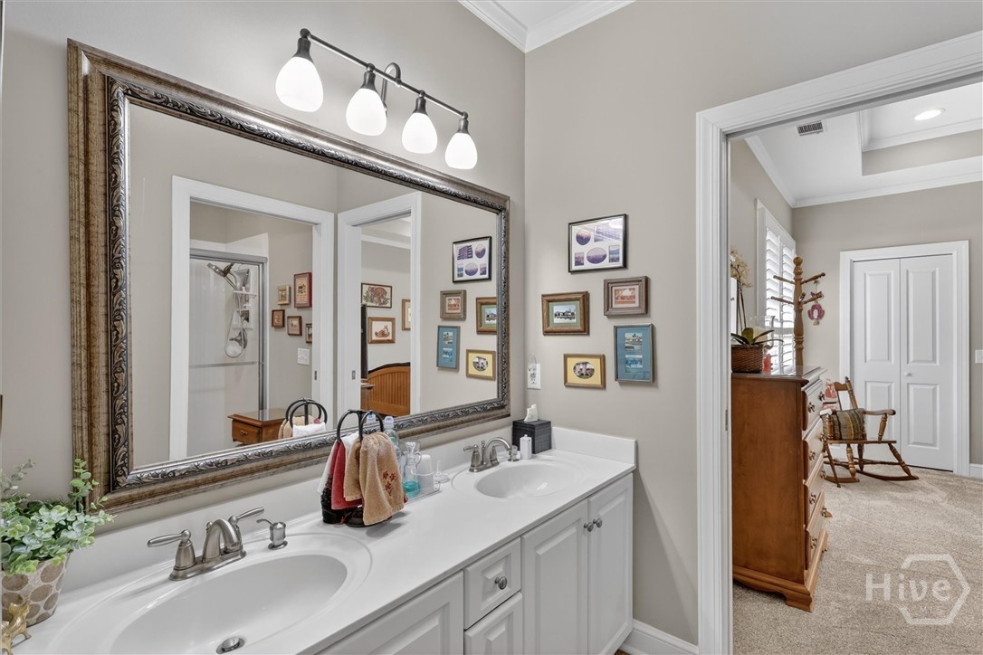 Guest bath, located between Guest room #2-3